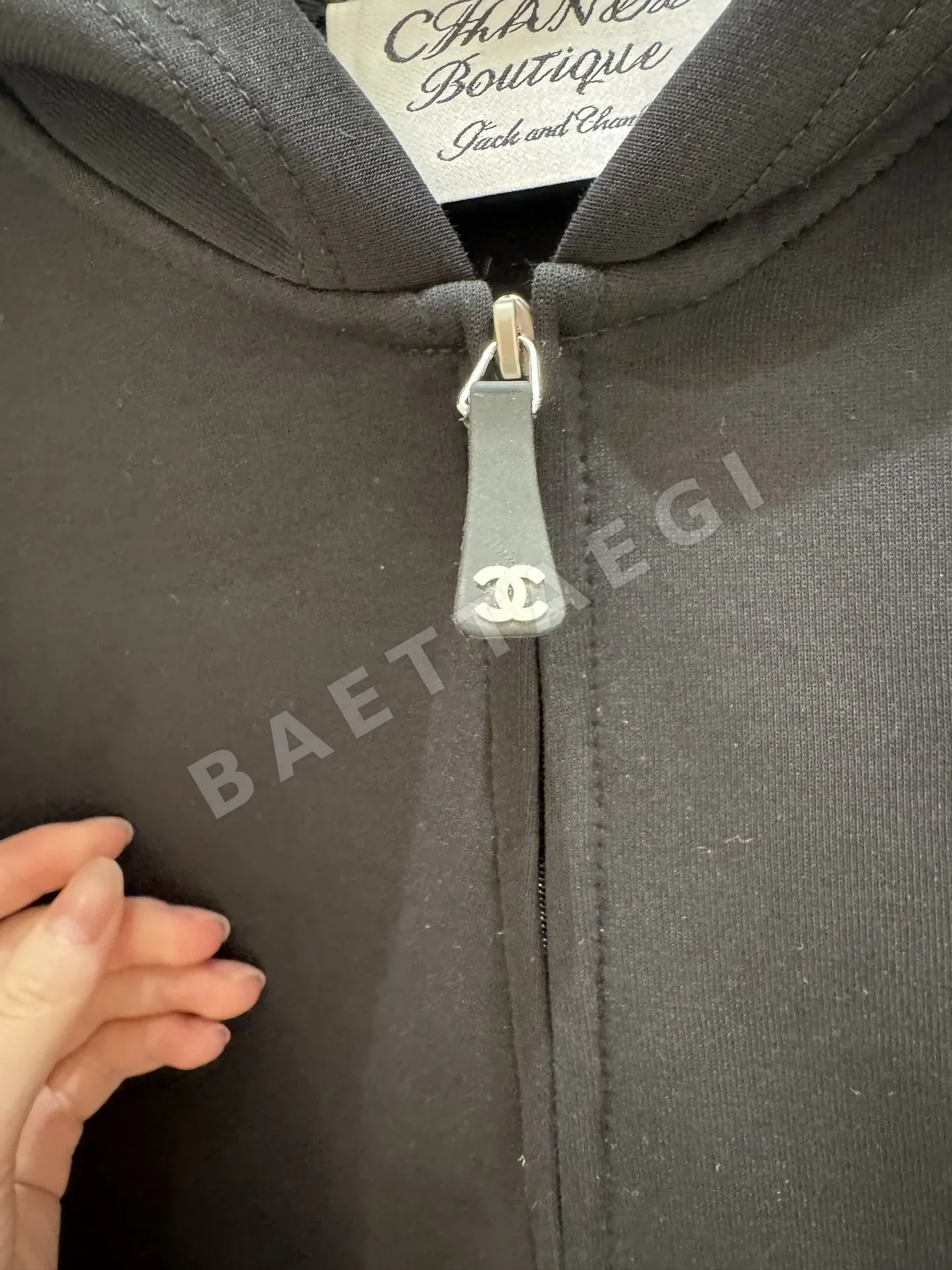 샤넬 흰색 자수 블랙 지퍼업 후디 자켓 상세 이미지 3