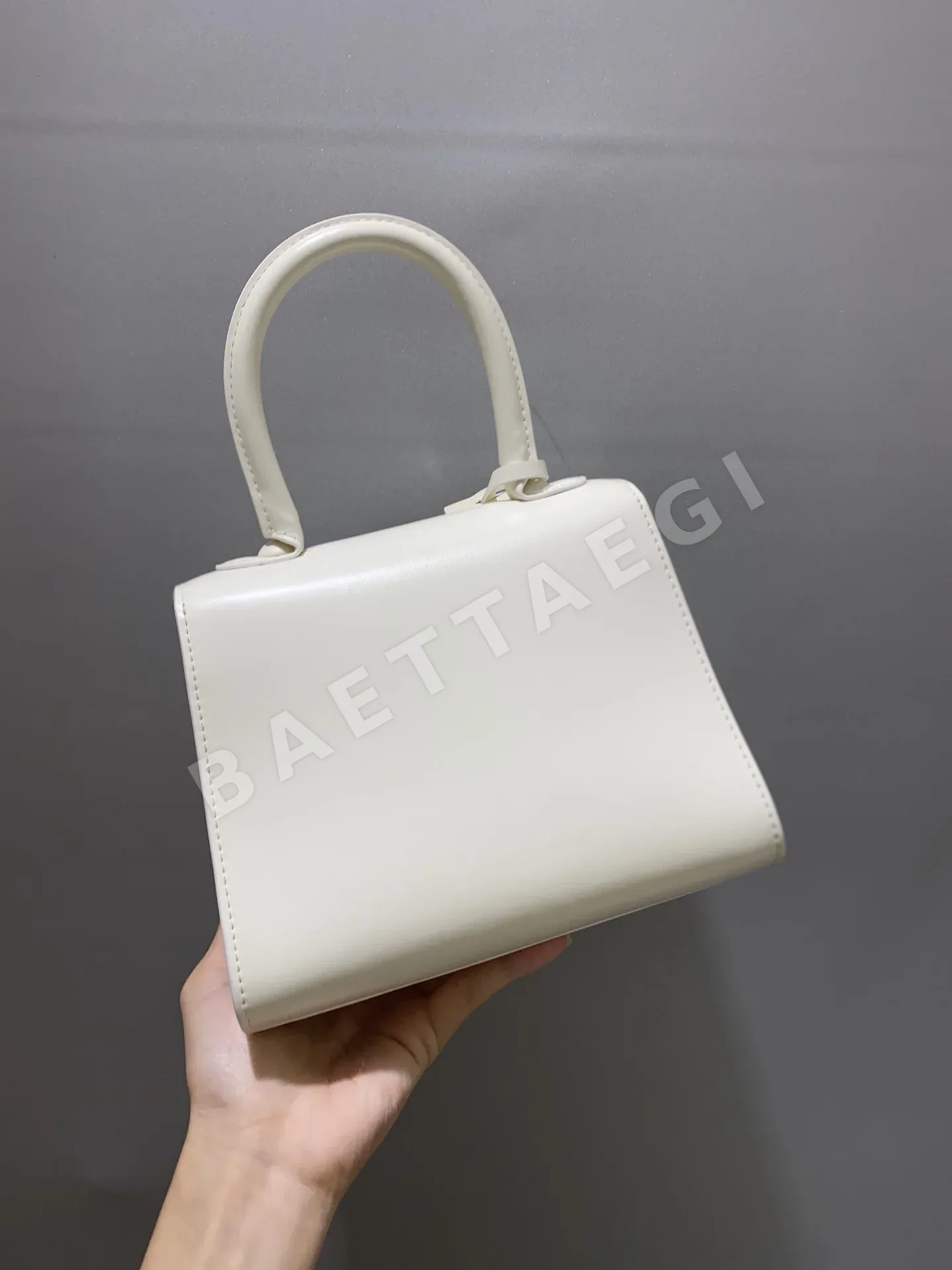 델보 스노우 화이트 램스킨 숄더백 상세 이미지 3
