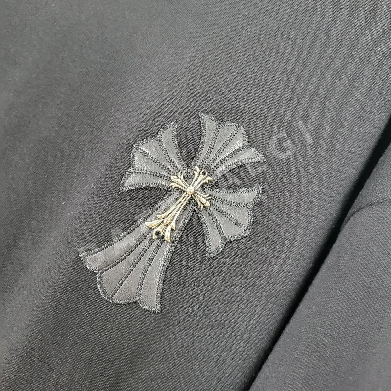 크롬하츠 남성 자수 가죽 라벨 반팔 티셔츠 상세 이미지 3