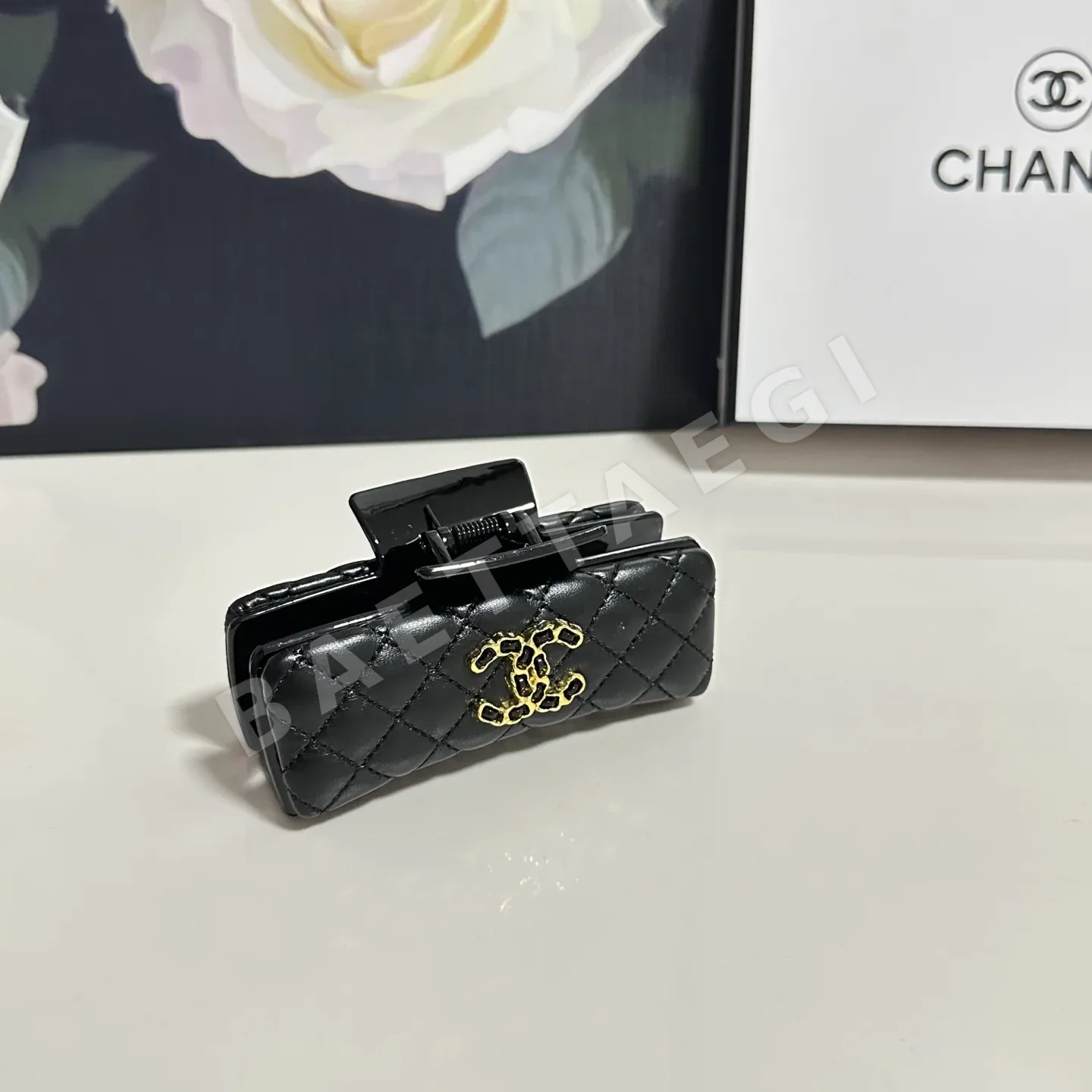 샤넬 빈티지 모노그램 헤어 클립 183614