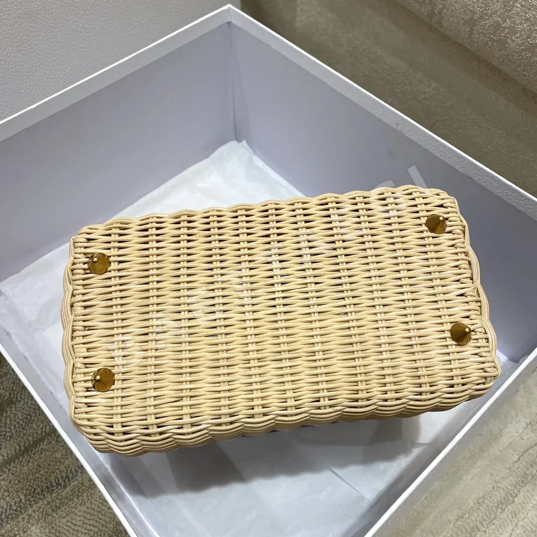 디올 레이디 우븐 라탄 비치 가방 상세 이미지 6