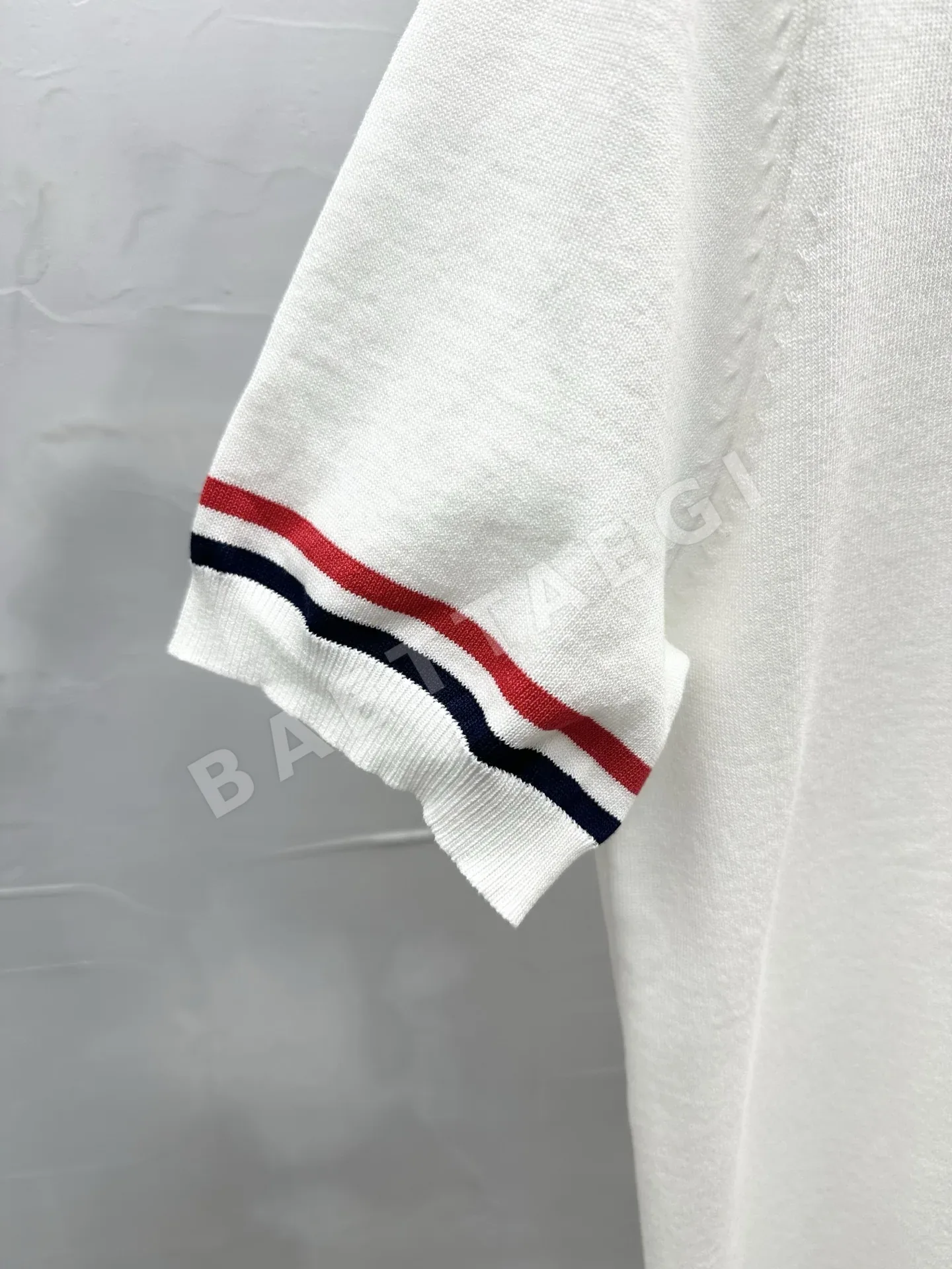 톰브라운 4바 스트라이프 크루넥 반팔 티셔츠 상세 이미지 3