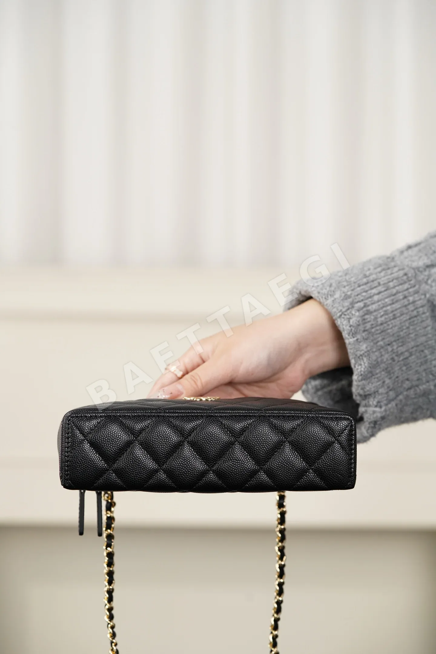 샤넬 엠보싱 버클 장식 박스 가방 상세 이미지 9