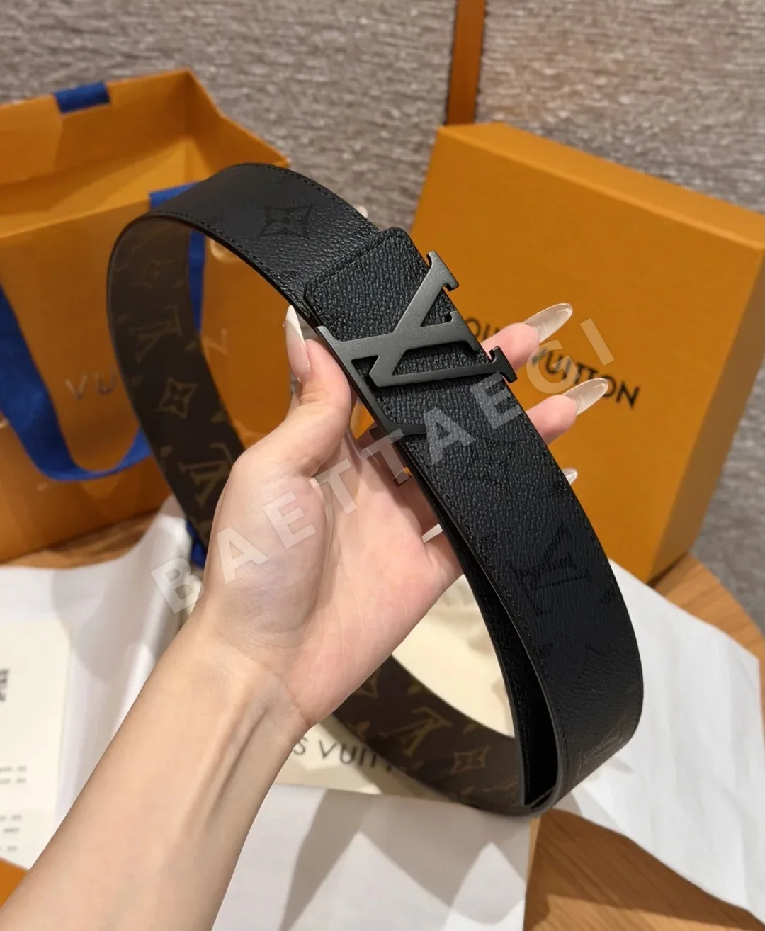 루이비통 이니셜 모노그램 미드나이트 리버시블 벨트 상세 이미지 4