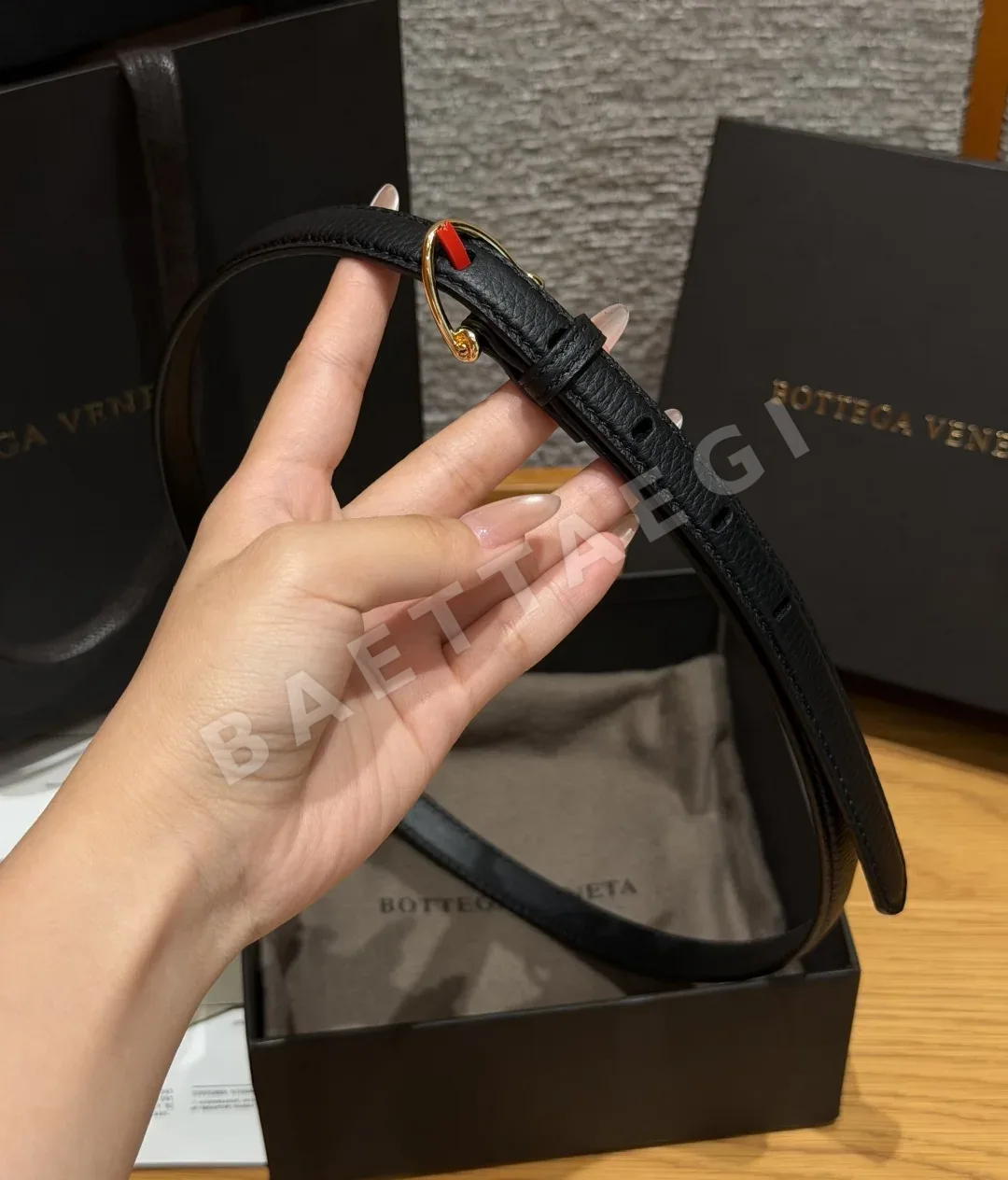 보테가베네타 말굽 핀 버클 슬림 가죽 벨트 상세 이미지 3