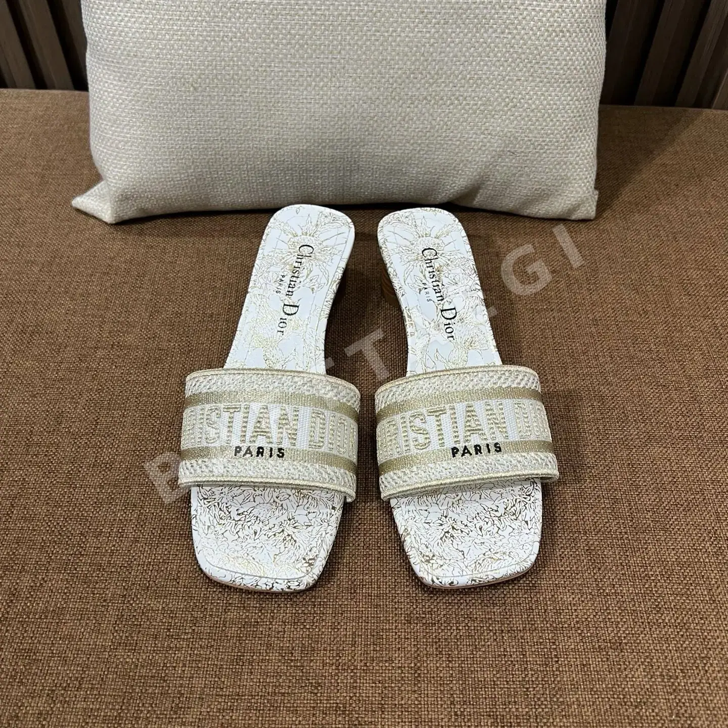 디올 자수 캔버스 라운드힐 샌들 141768
