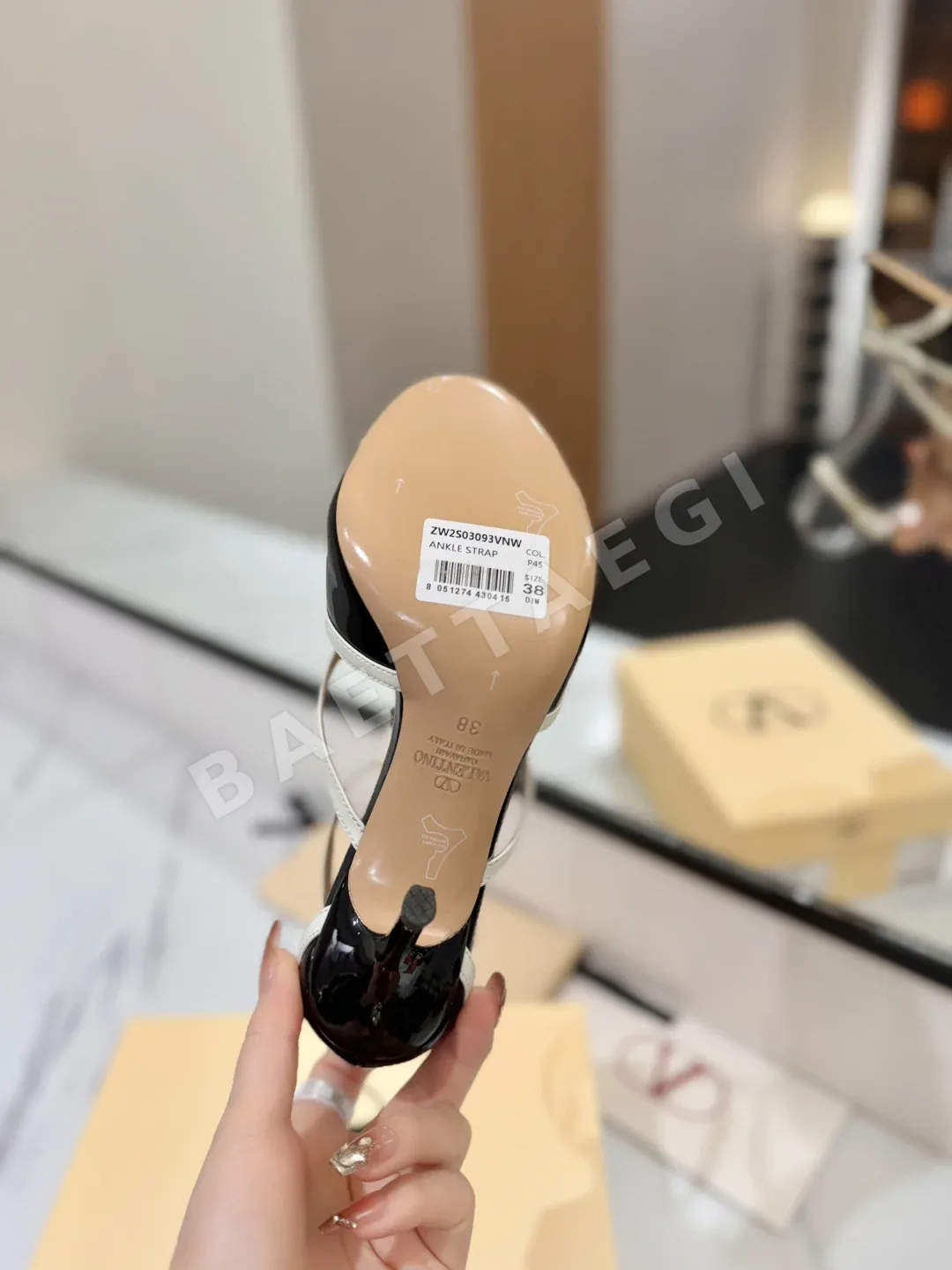 발렌티노 리본 장식 브론즈 컬러 V 버클 샌들 상세 이미지 9