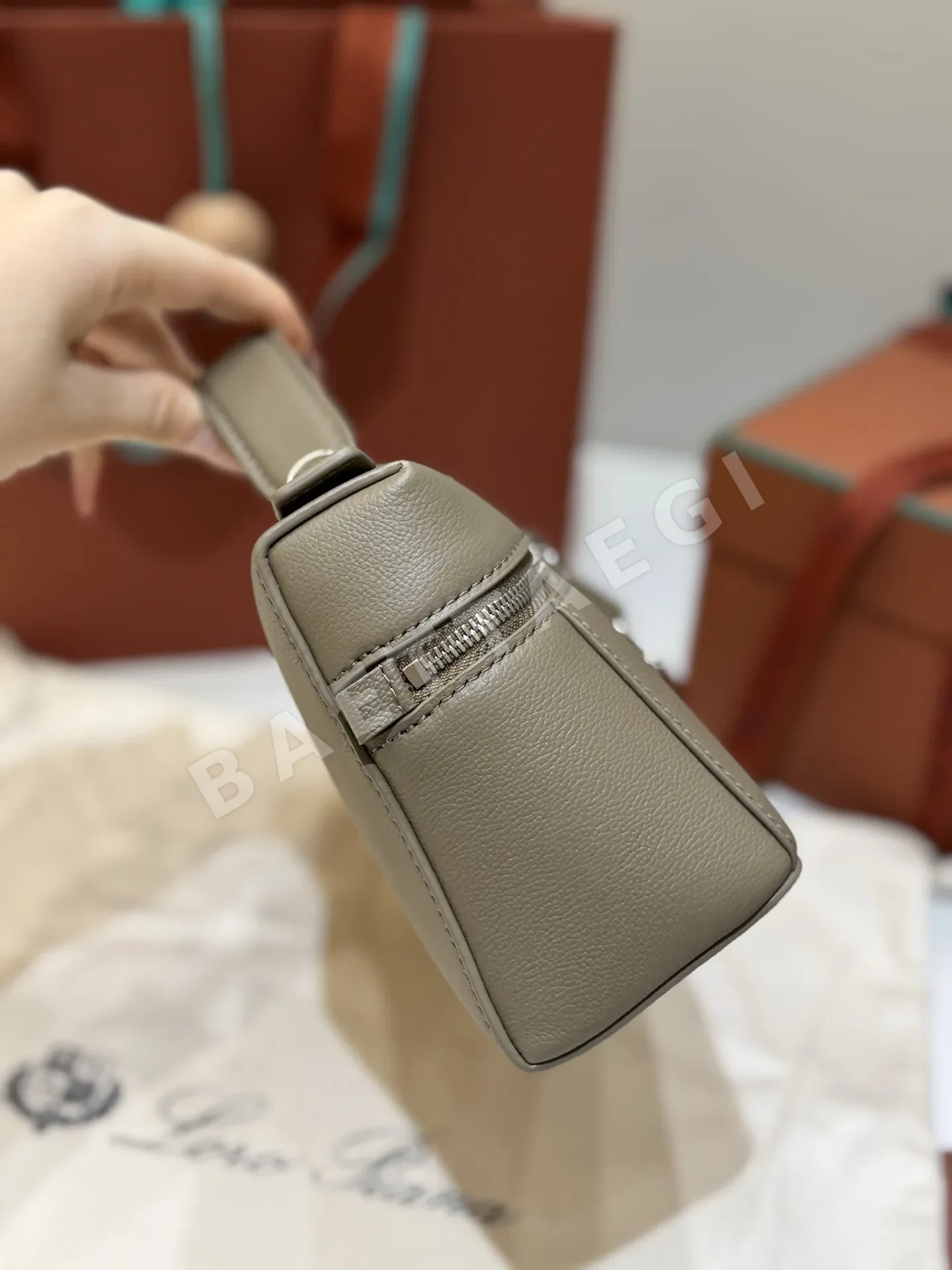 로로피아나 엑스트라 백 23 새들 가죽 핸드백 상세 이미지 4