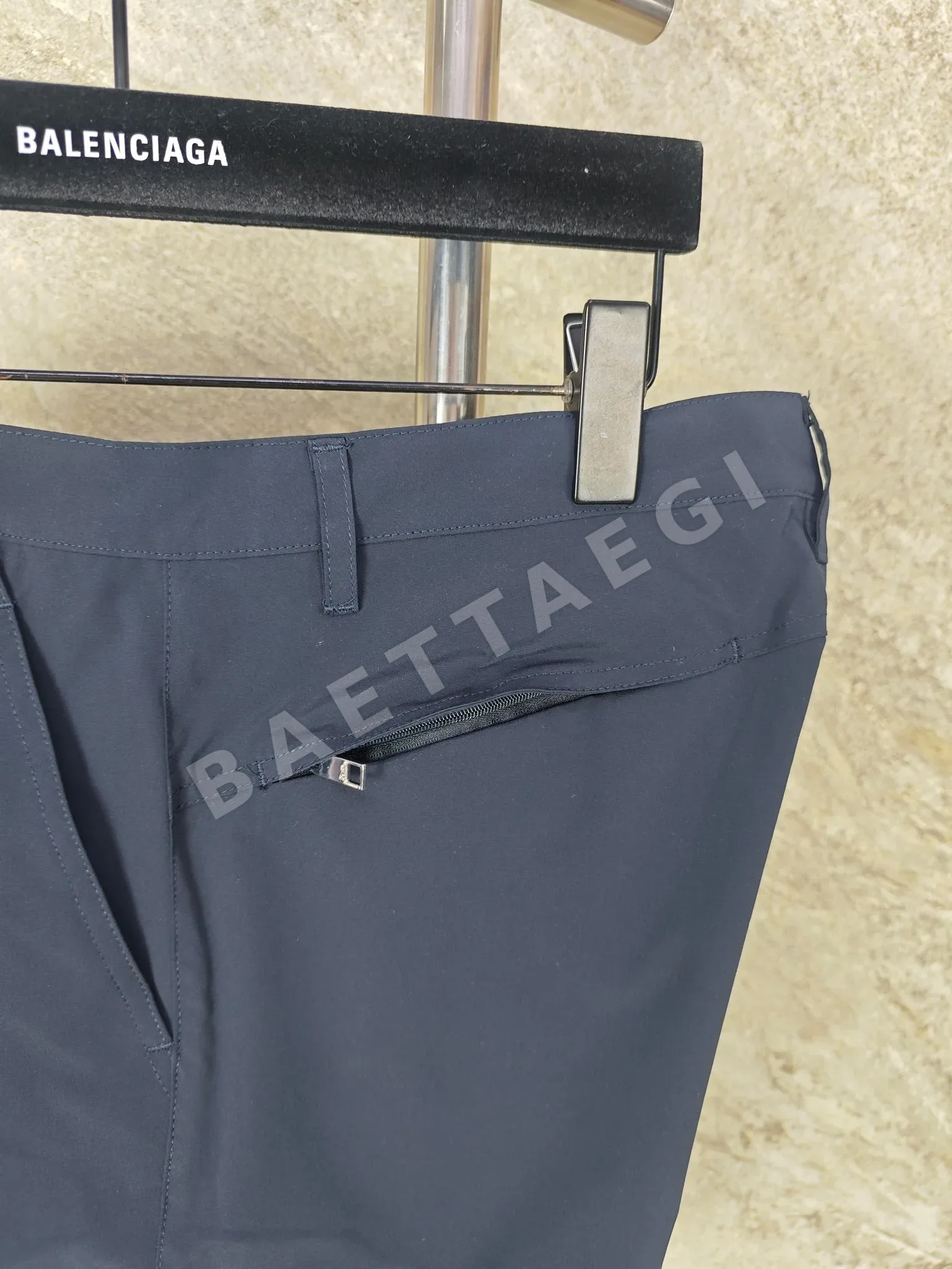 디올 모노그램 자수 남성 테크니컬 카고 반바지 상세 이미지 8