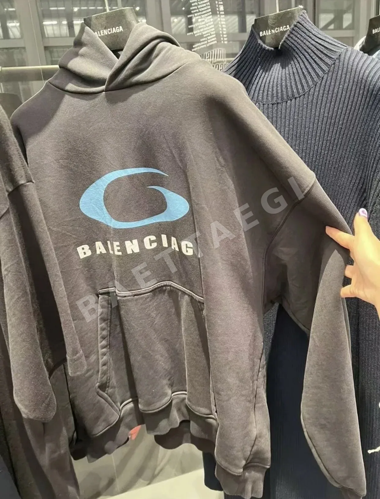 발렌시아가 파란색 후드티 19089 Balenciaga Hoodie 상세 이미지 4
