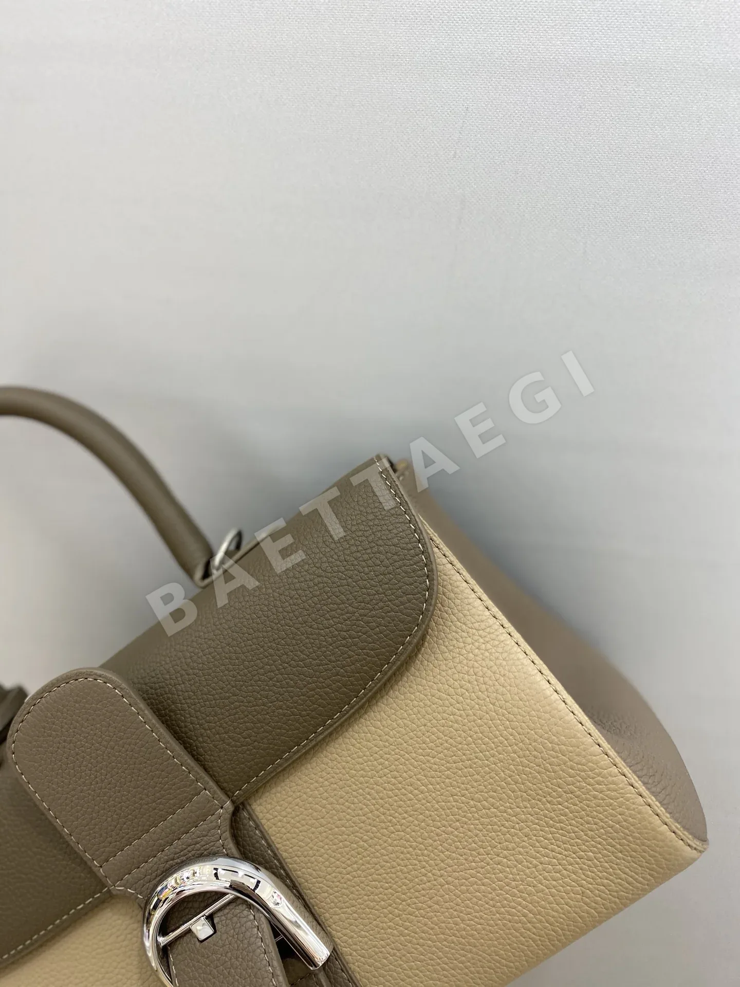델보 브릴리언트 토고 가죽 숄더백 상세 이미지 4