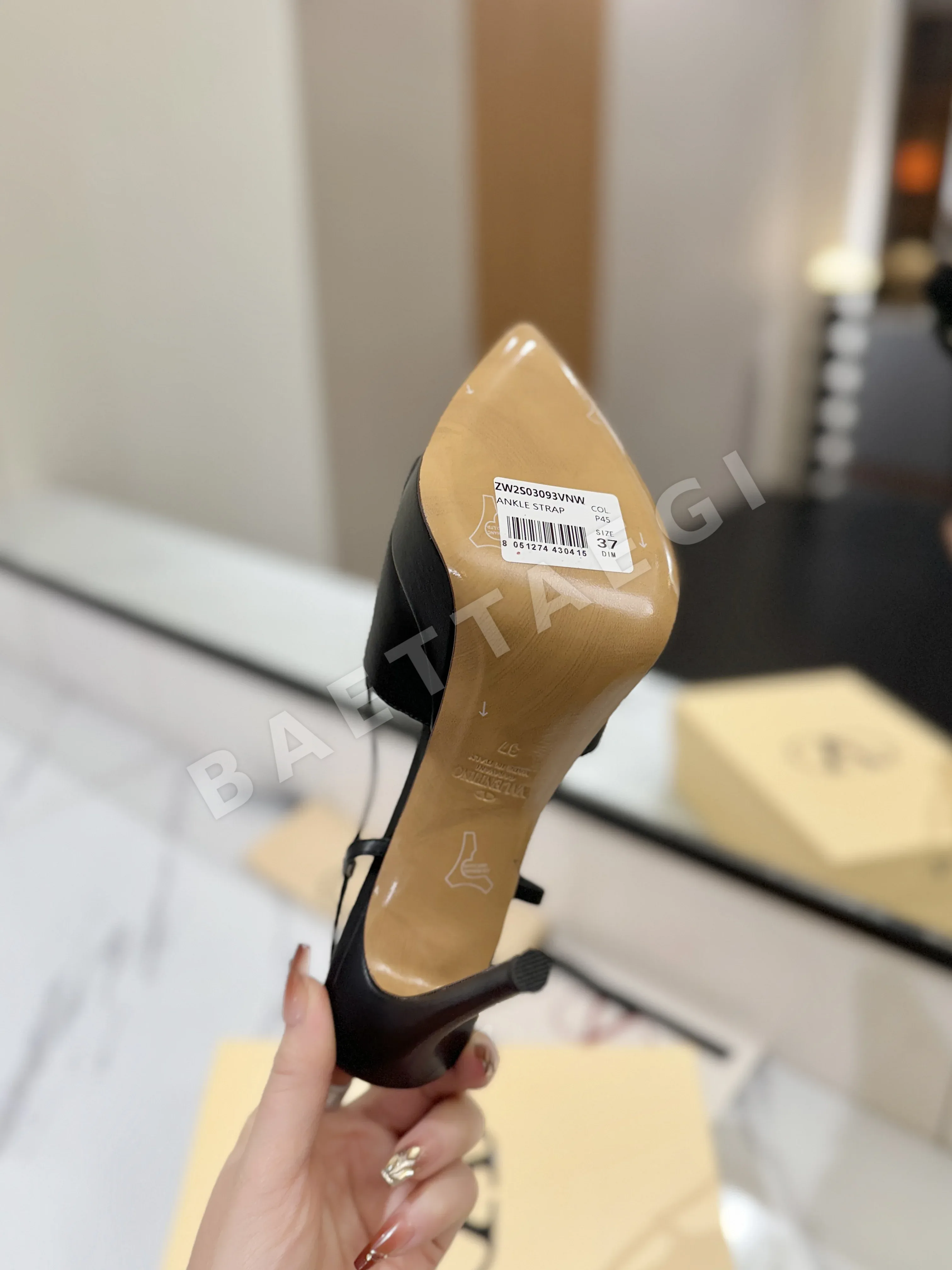 발렌티노 V 버클 뾰족토 샌들 상세 이미지 18