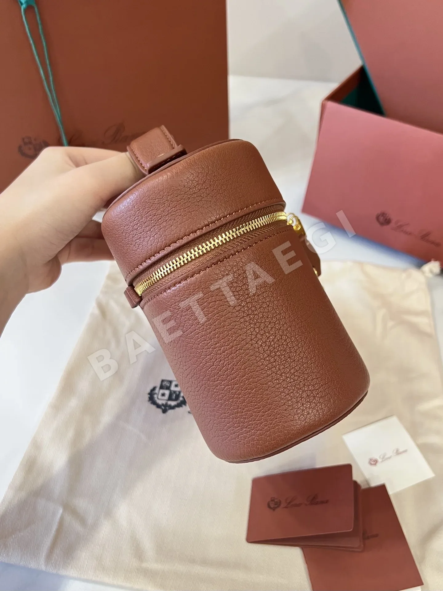 로로피아나 엑스트라 소프티 램스킨 크로스바디백 상세 이미지 3