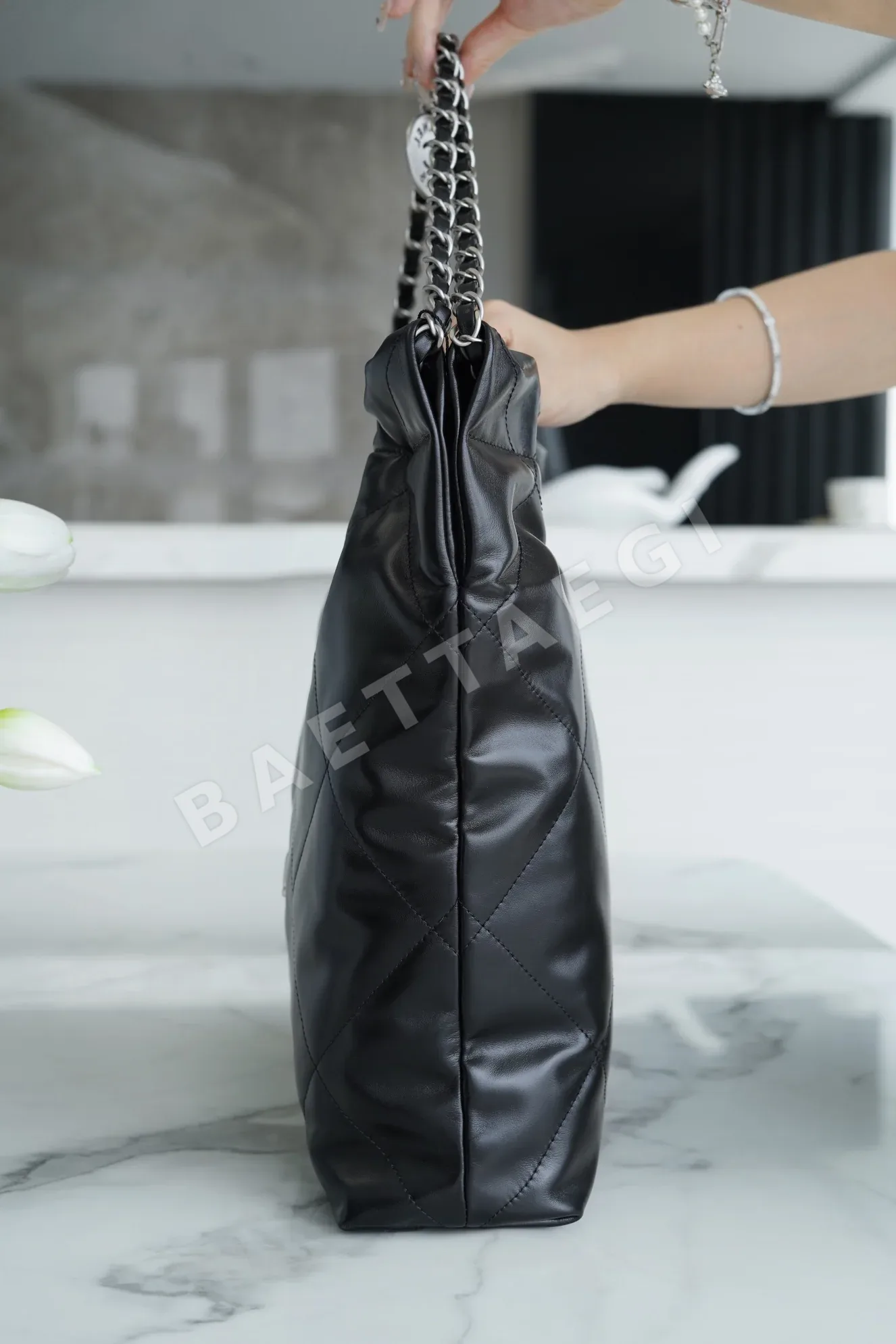 샤넬 투각 로고 미디엄 가죽 가방 상세 이미지 4