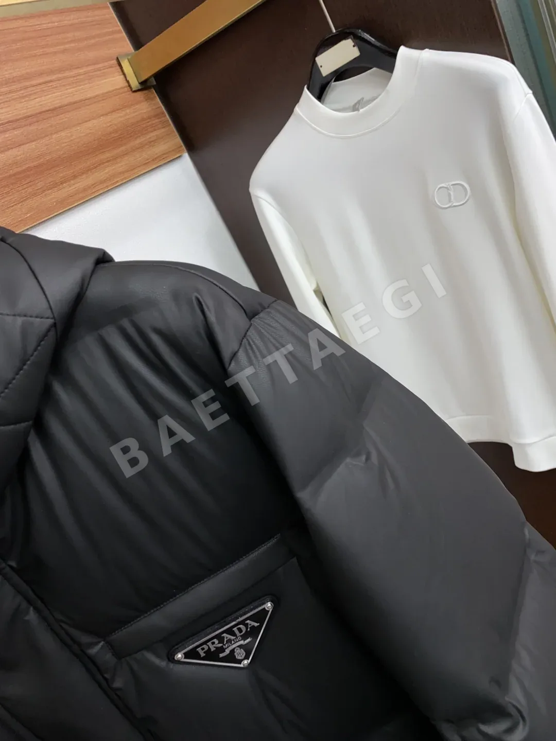 프라다 화이트 덕다운 남성 패딩 상세 이미지 4