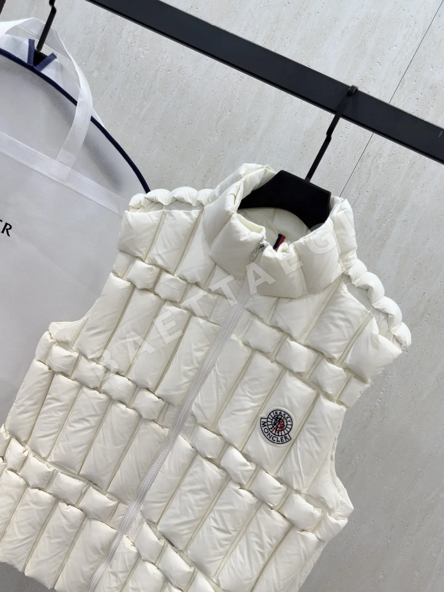 몽클레르 여성 화이트 덕다운 조끼 상세 이미지 3
