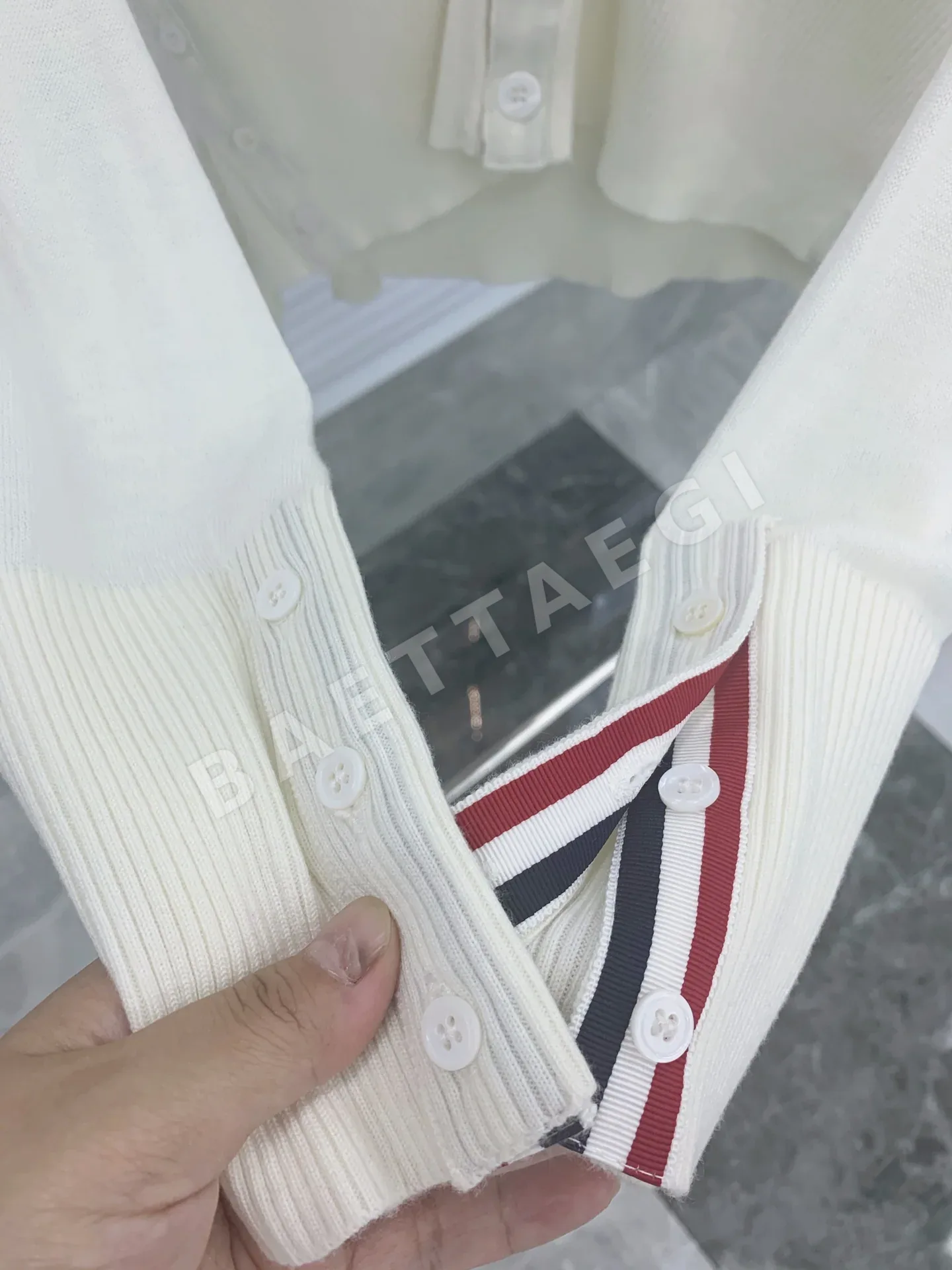 톰브라운 다크 그레이 4바 스트라이프 울 가디건 상세 이미지 9
