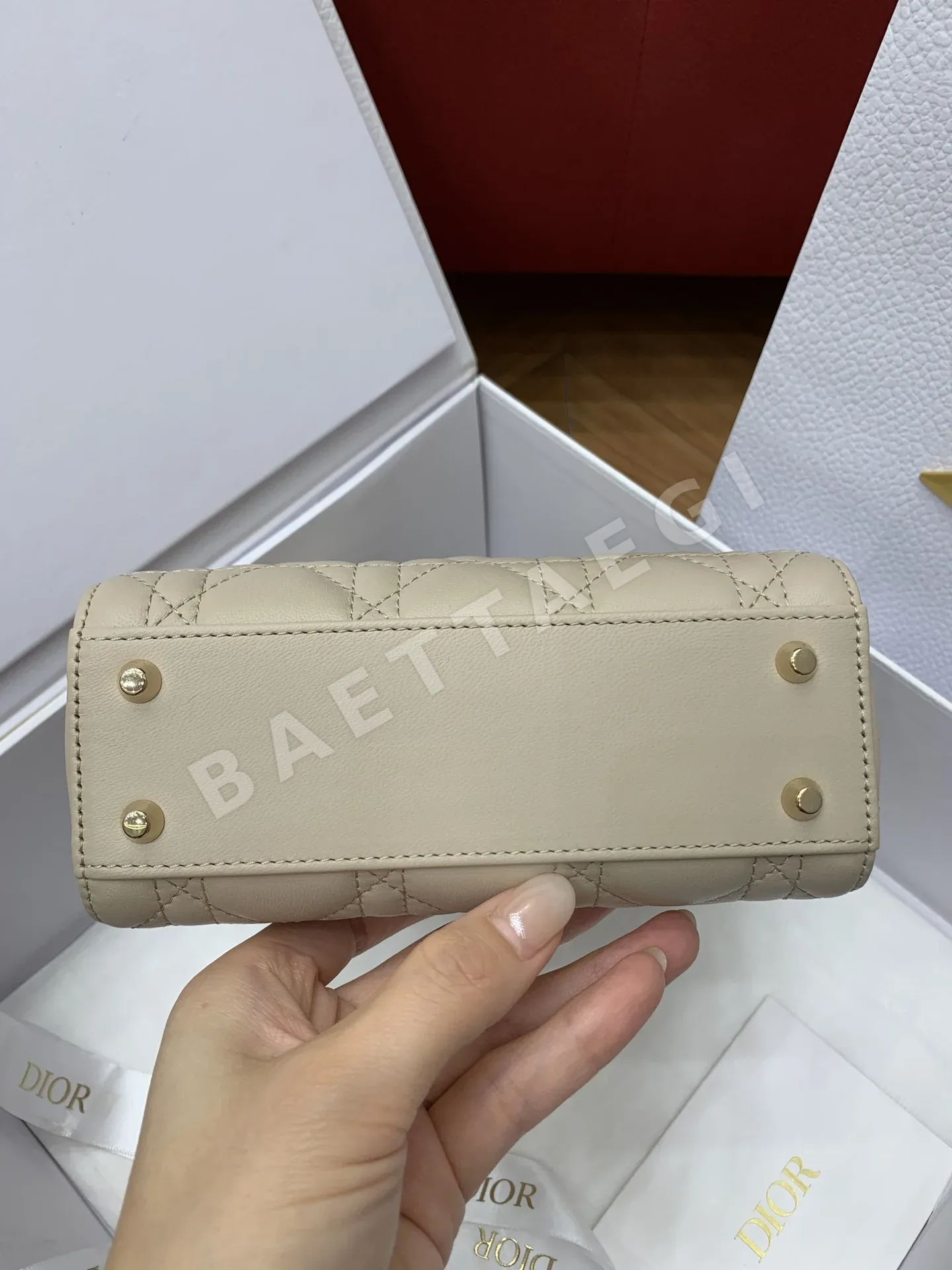디올 미니 레이디 클래식 아이보리 아몬드 장식 가방 상세 이미지 6