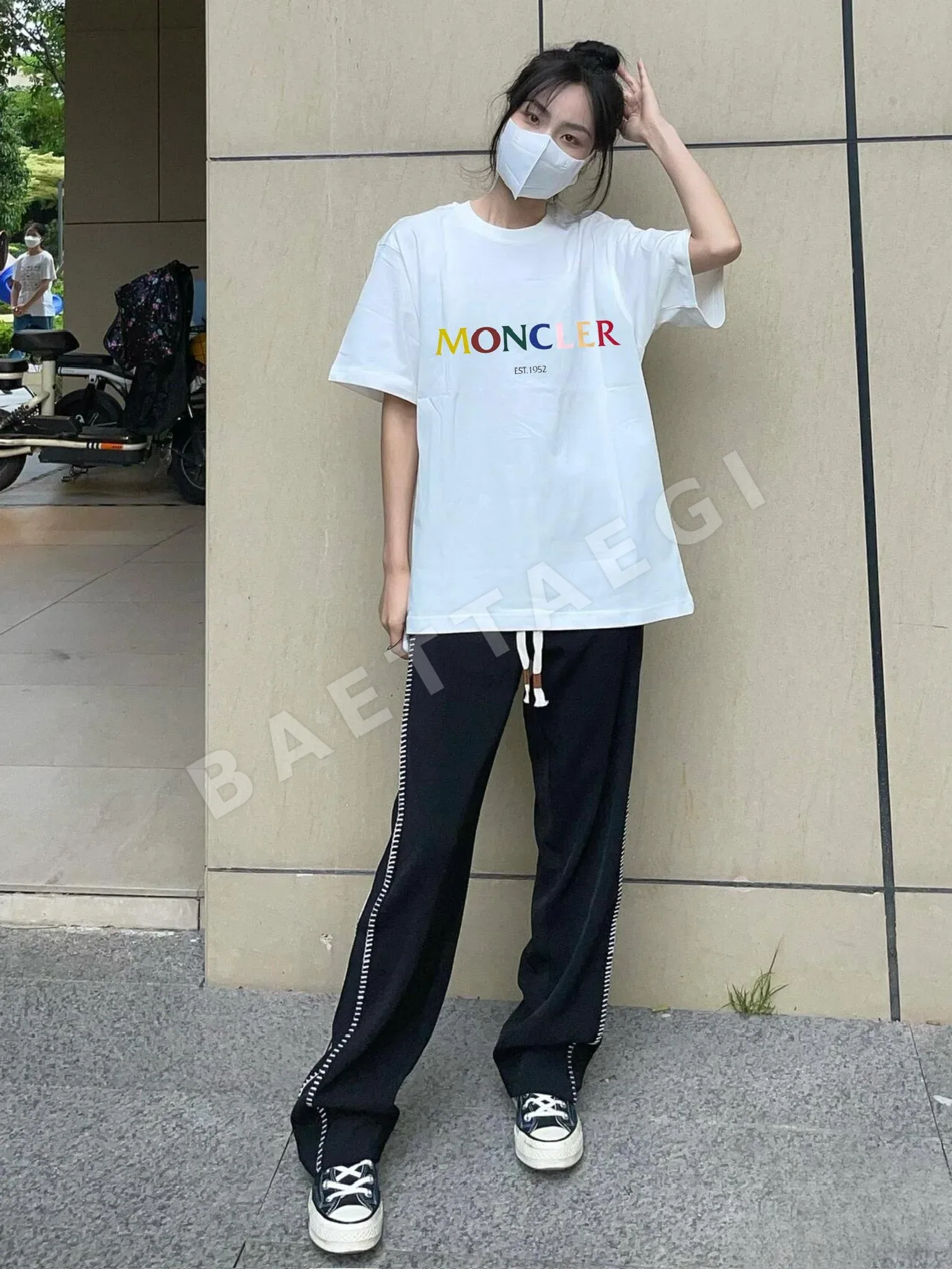 몽클레르 컬러 로고 여성 반팔 티셔츠 상세 이미지 5