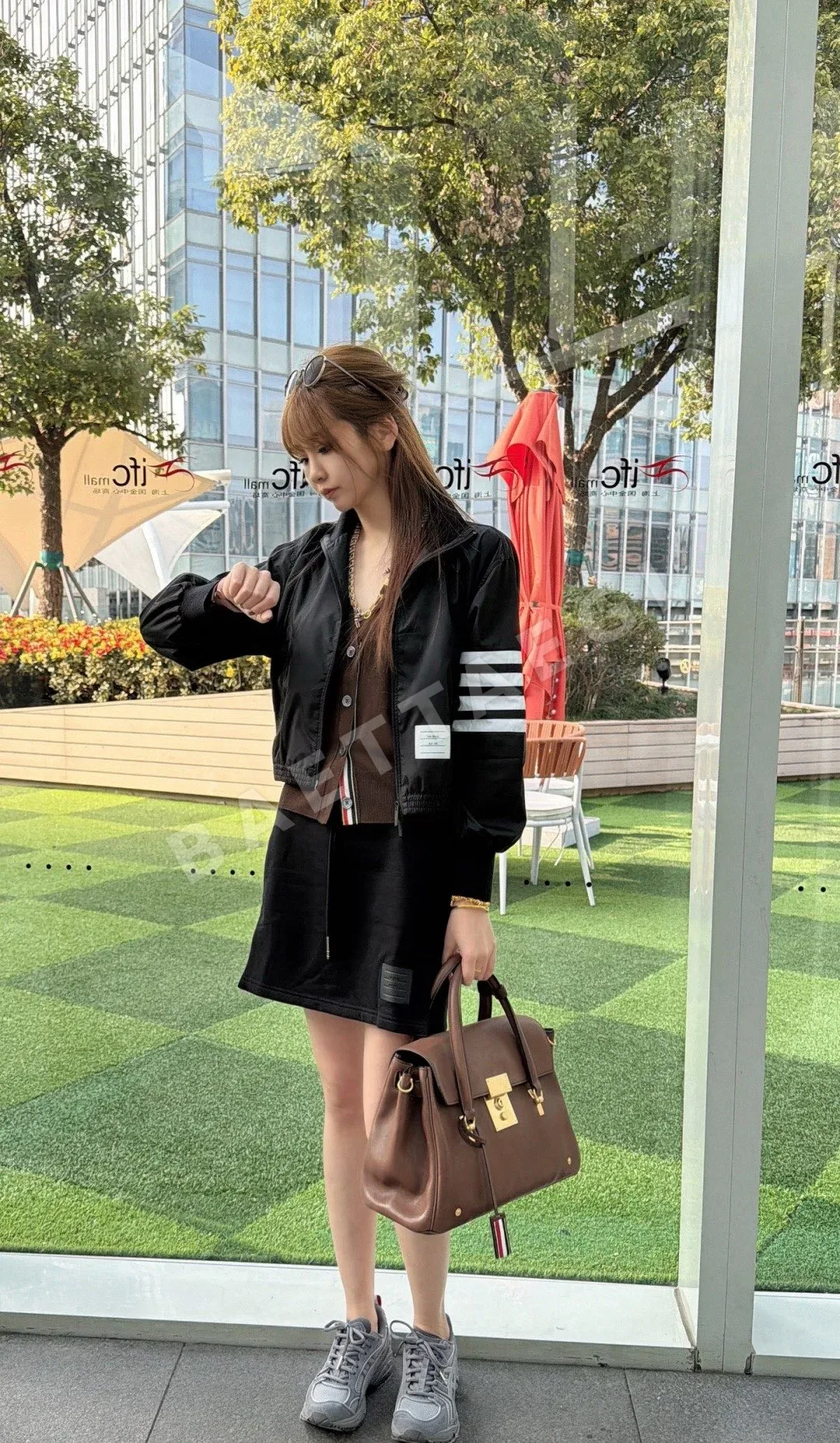 톰브라운 4바 스트라이프 경량 나일론 여성 자켓 상세 이미지 5