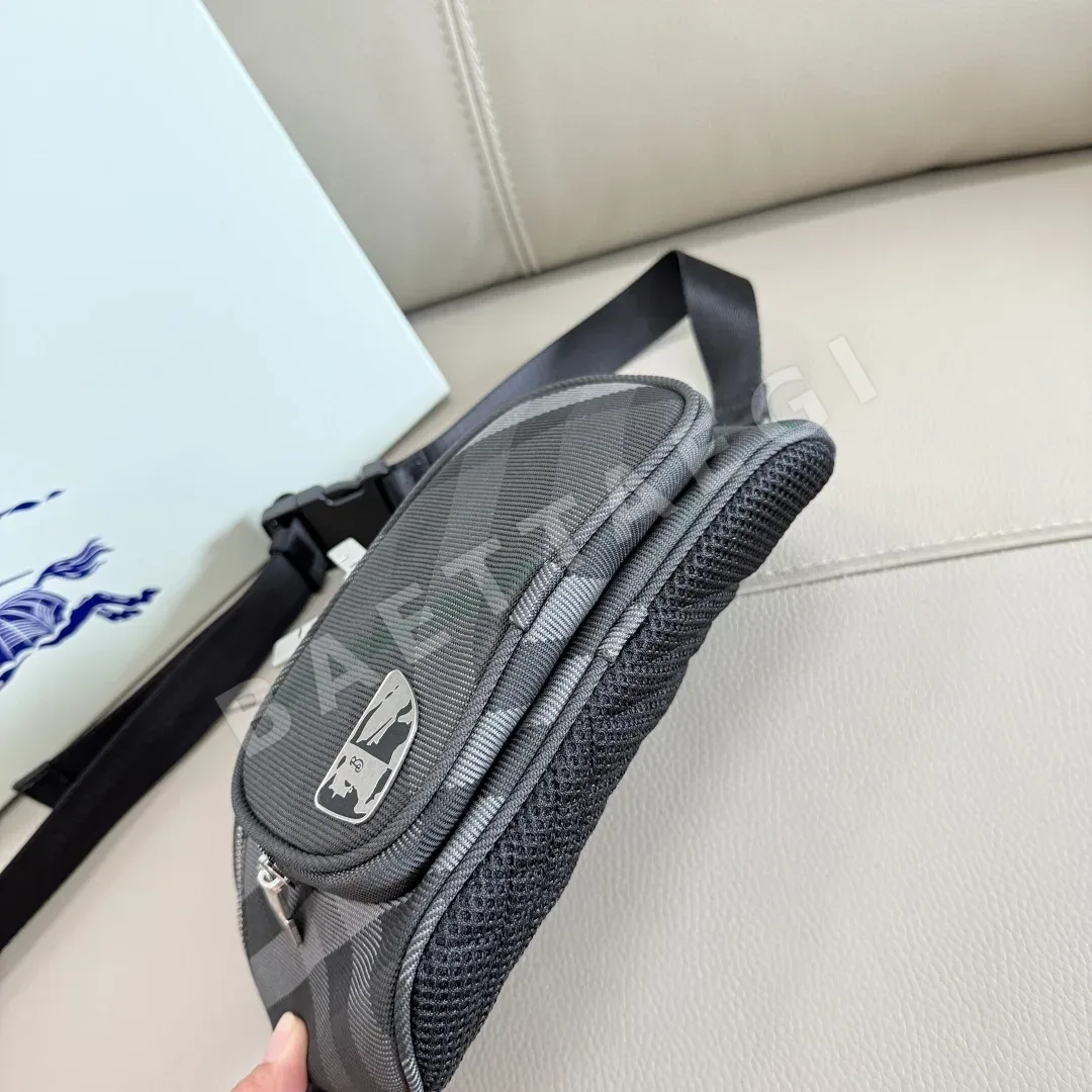 버버리 체크 메시 웨이스트 백 가방 상세 이미지 4