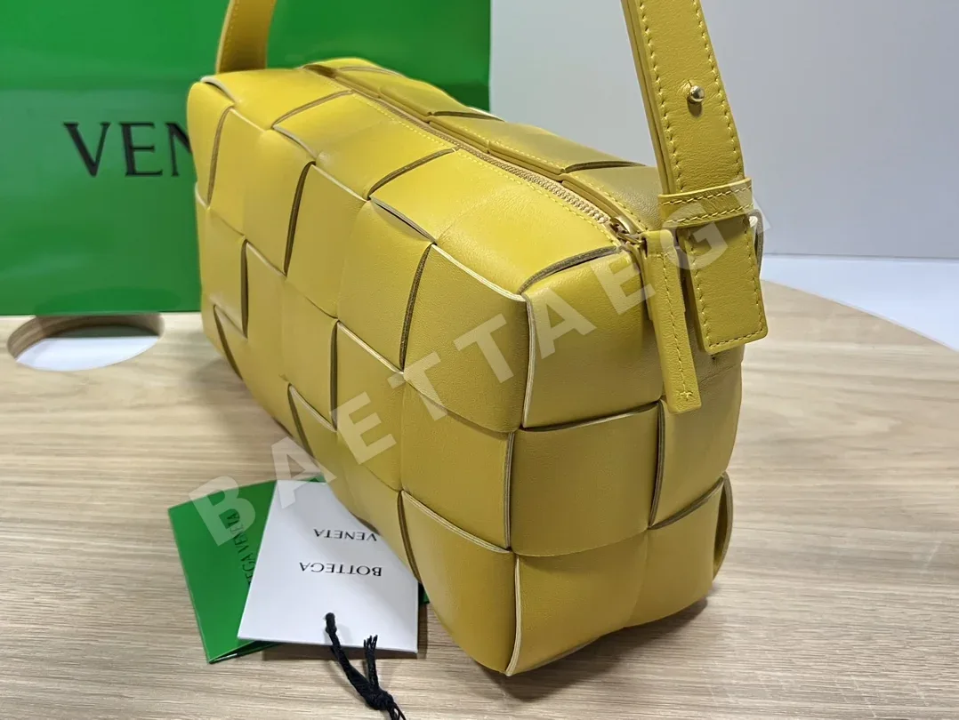 보테가베네타 브릭 램스킨 카세트 언더암 가방 상세 이미지 3