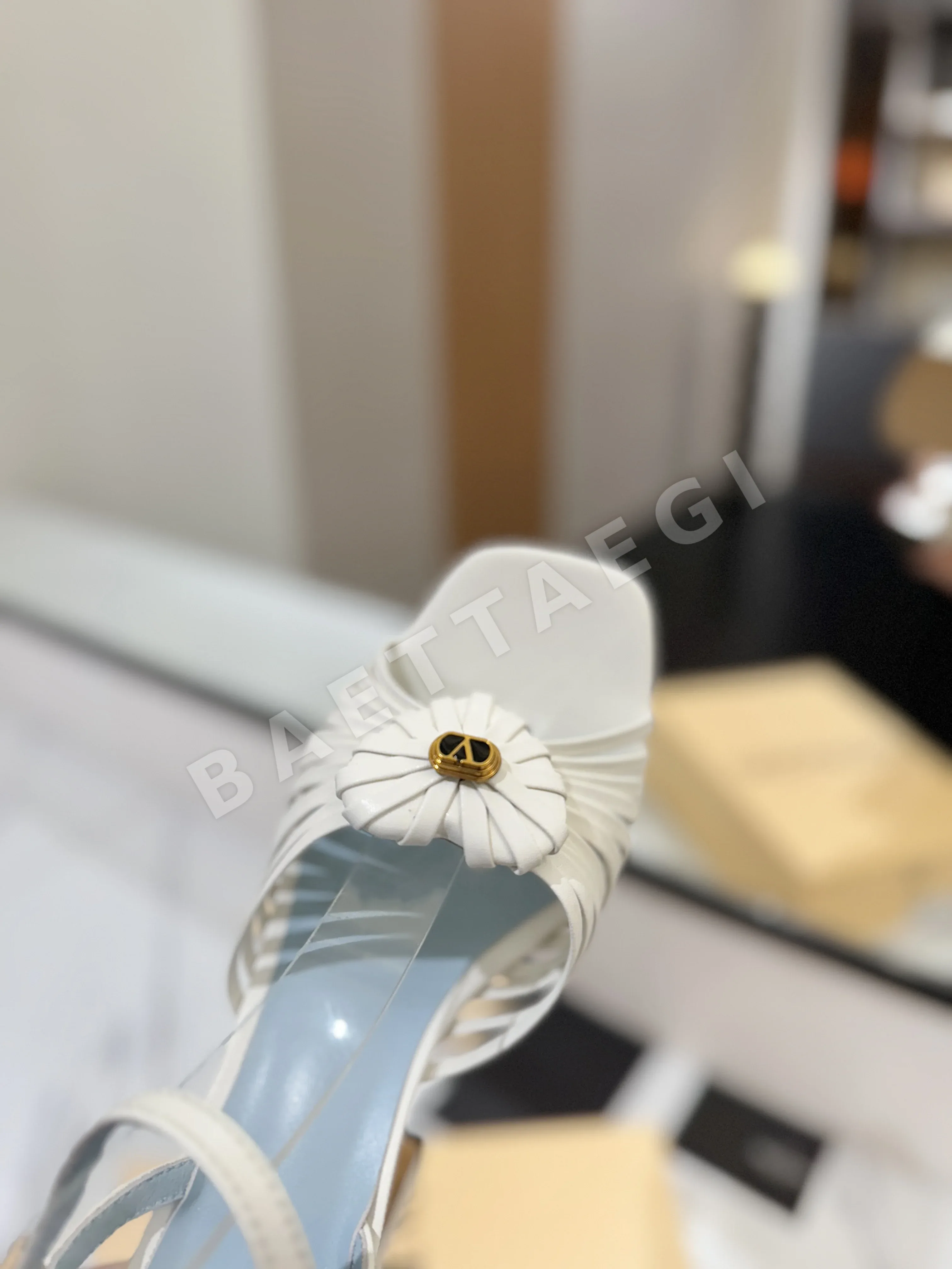 발렌티노 브론즈 V 버클 스퀘어토 샌들 상세 이미지 16