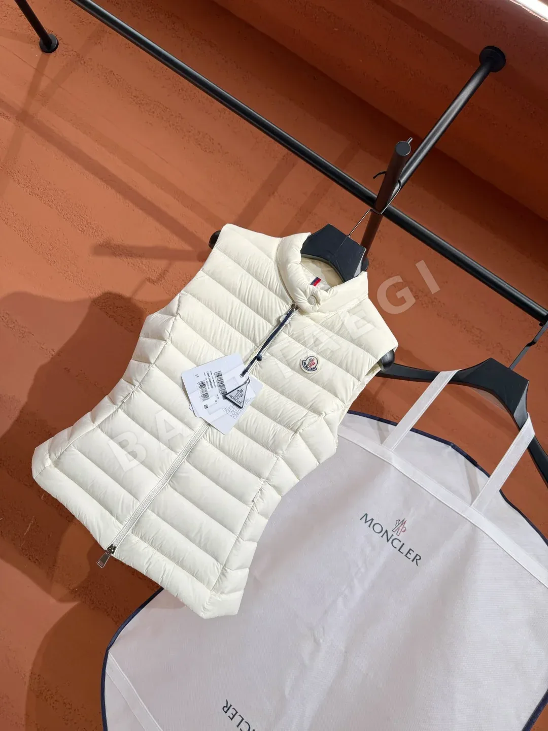 몽클레르 여성 화이트덕다운 조끼 상세 이미지 2