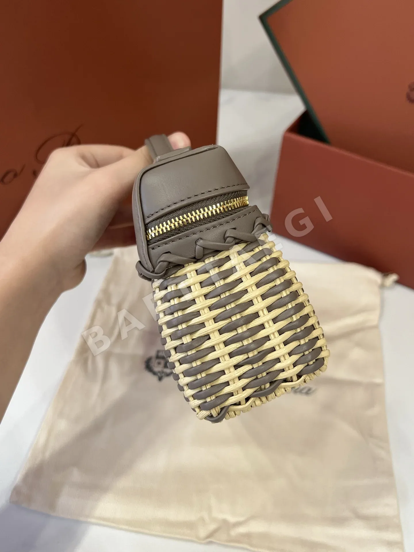 로로피아나 뱀부 브레이드 가죽 클러치 가방 상세 이미지 3