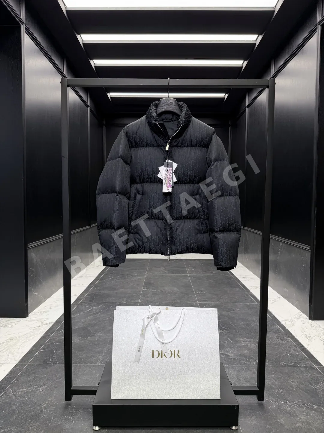 디올 오블리크 프린트 스탠드 카라 퀼팅 다운 패딩 재킷 상세 이미지 2