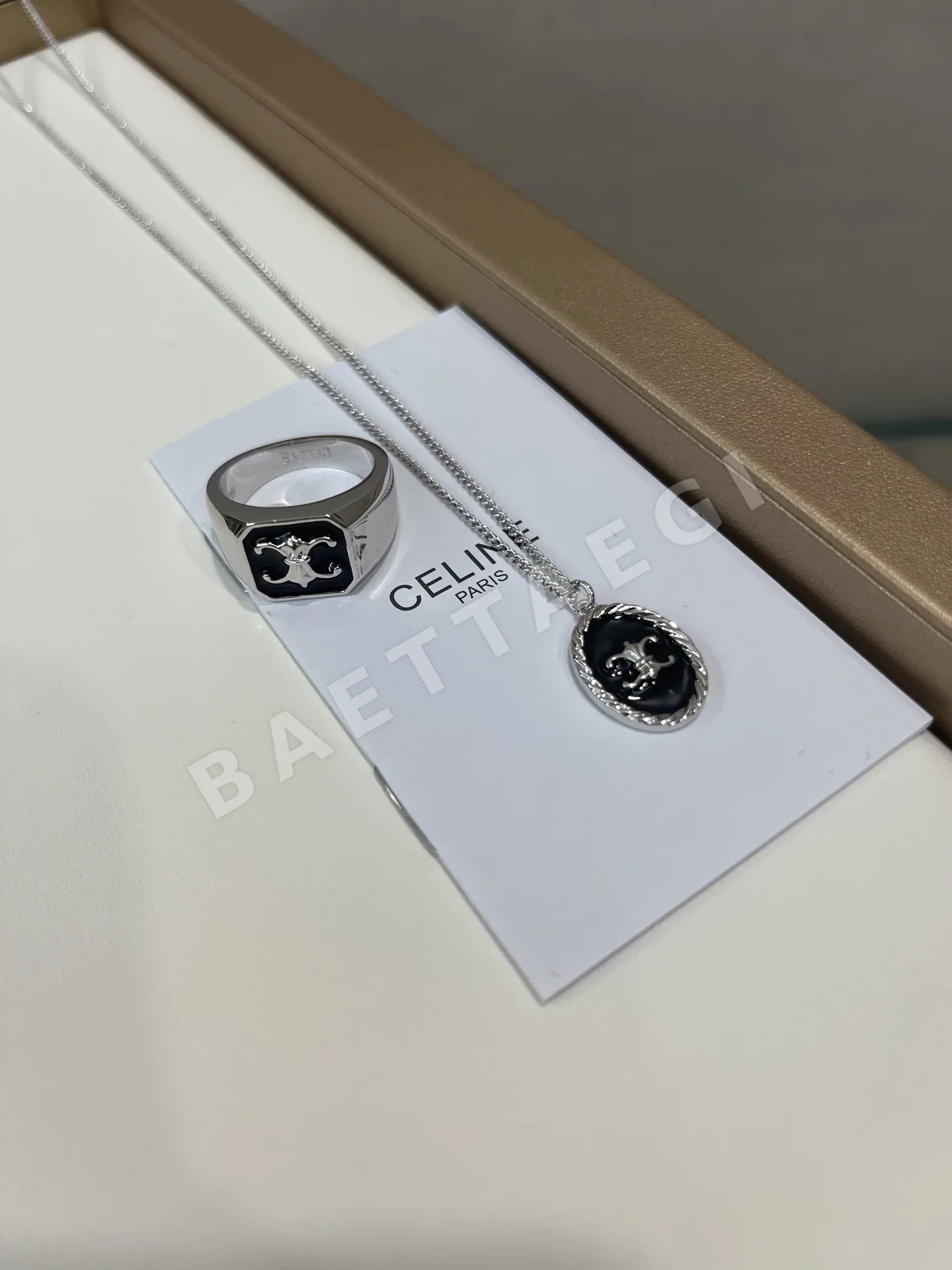 셀린느 3D 개선문 로고 블랙 에나멜 목걸이 상세 이미지 8