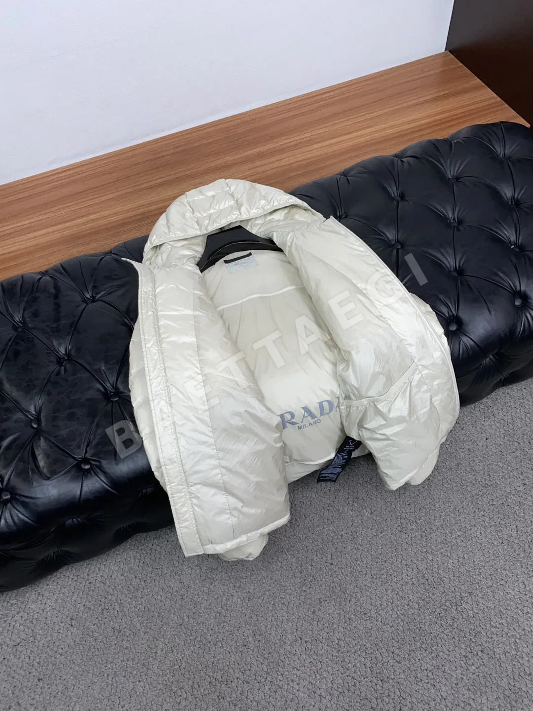 프라다 남성 화이트 덕다운 패딩 점퍼 상세 이미지 7