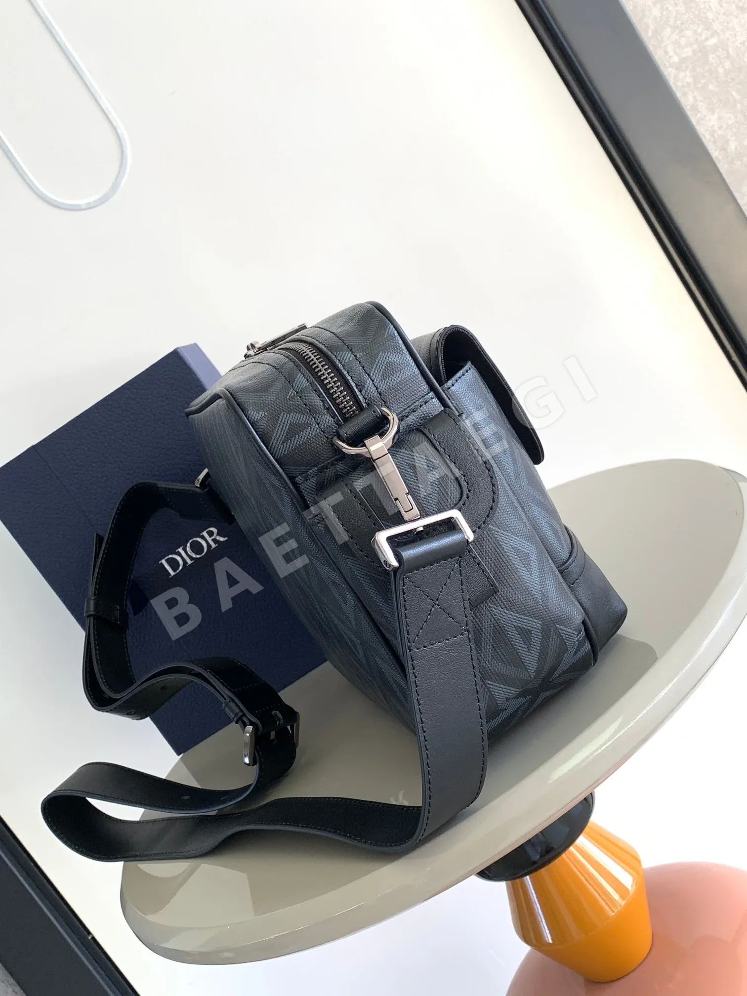 디올 CD 다이아몬드 패턴 메신저 가방 상세 이미지 2