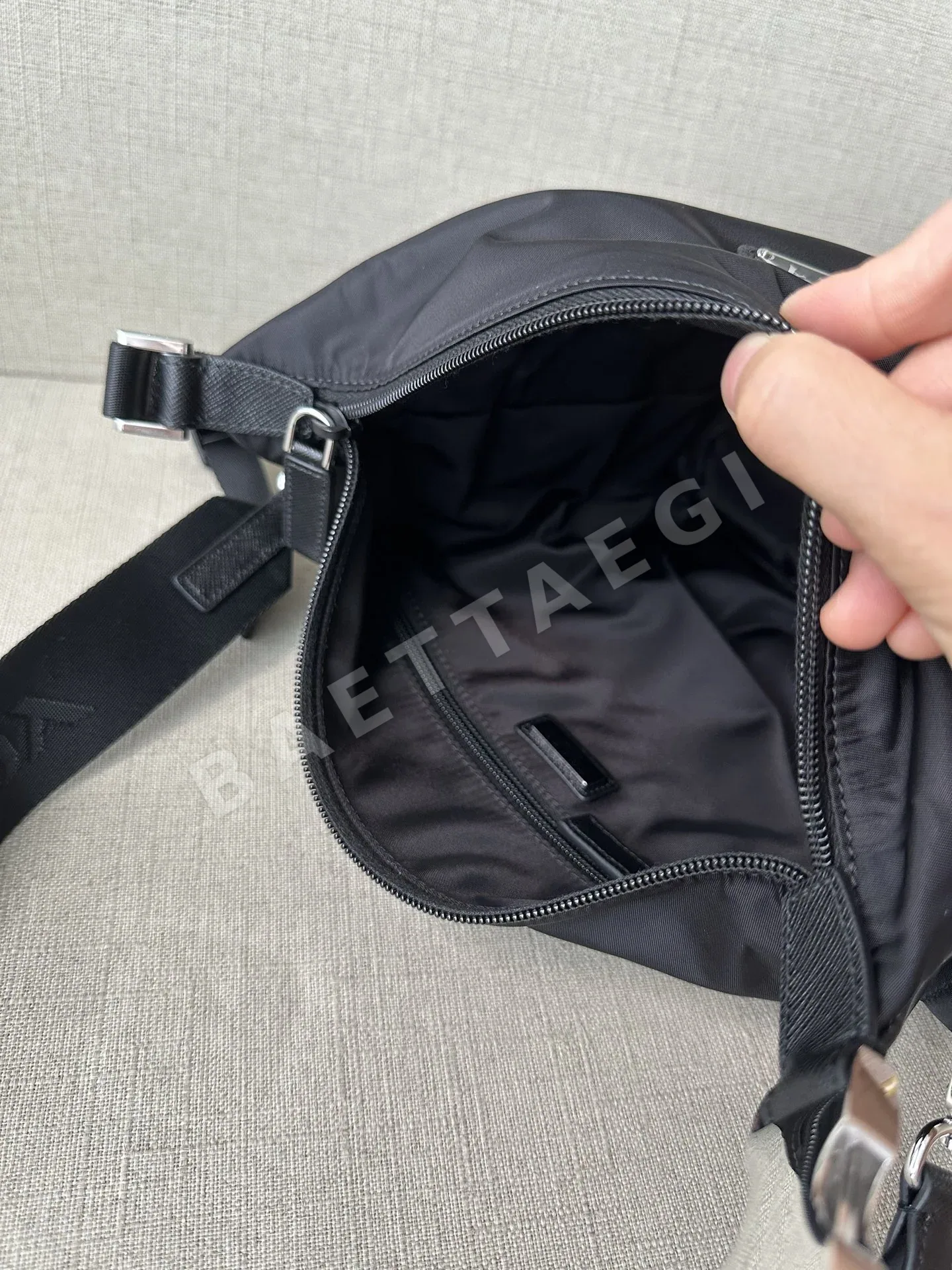 프라다 재생 나일론 사피아노 가죽 메신저백 상세 이미지 9