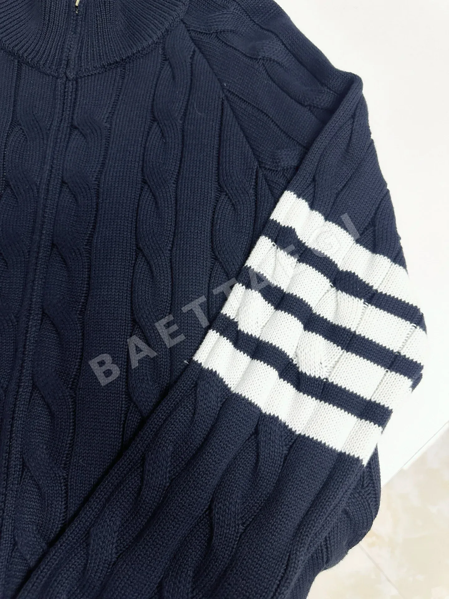 톰브라운 그레이 유니섹스 케이블 니트 스탠드카라 지퍼 니트 상세 이미지 7