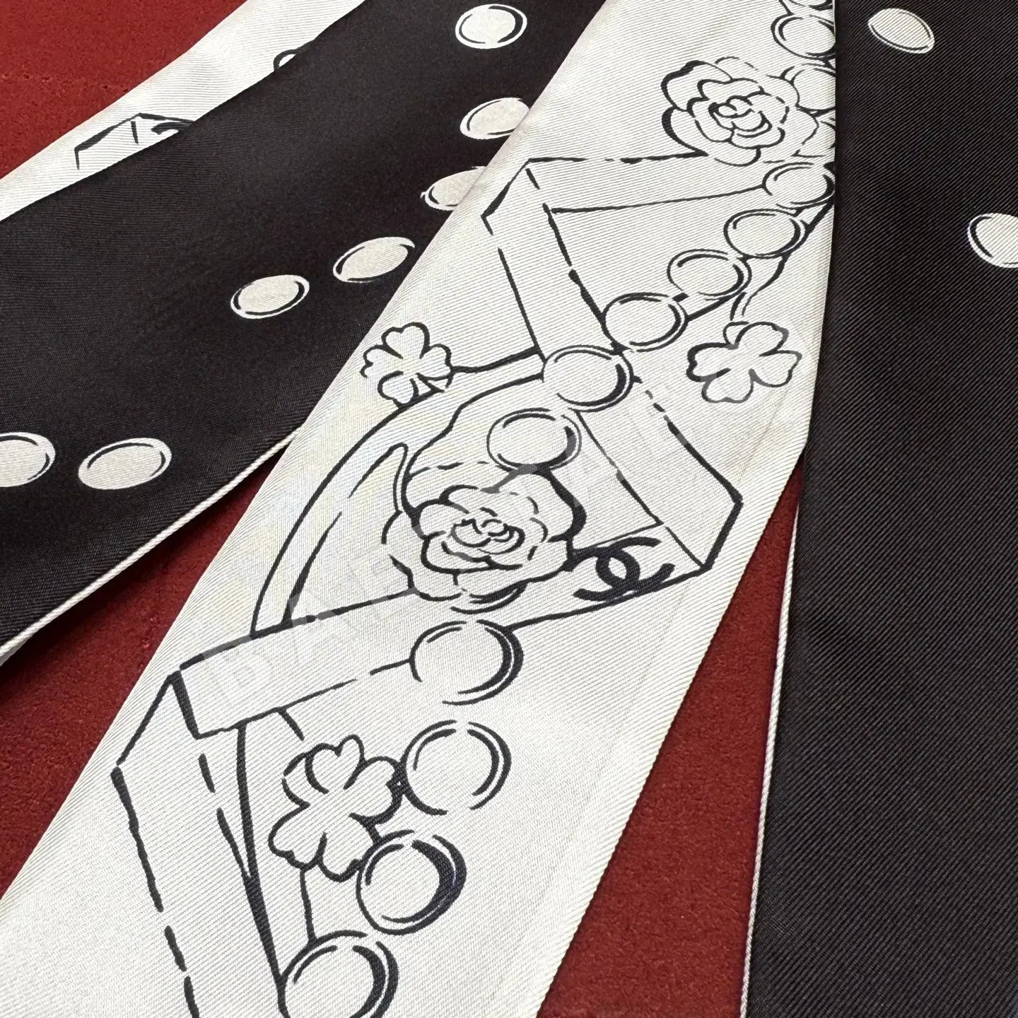 샤넬 카멜리아 & 폴카 도트 양면 실크 스카프 상세 이미지 5