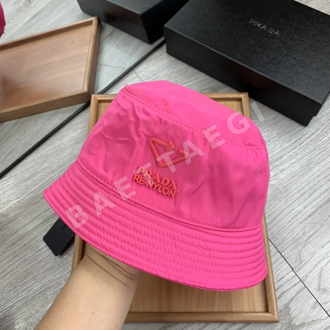프라다 양면 삼각 로고 버킷 햇 상세 이미지 4