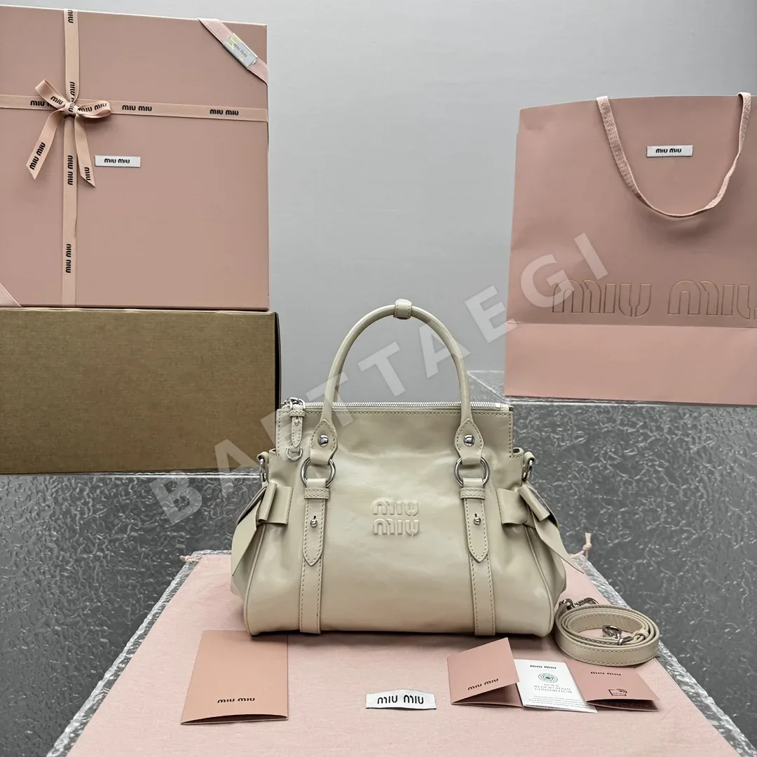 미우미우 리본 디테일 살구색 핸드백 68539