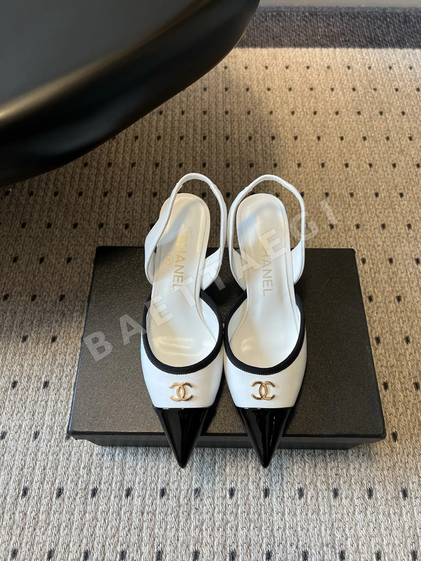 샤넬 컬러 블록 뾰족코 백스트랩 스틸레토 샌들 95371