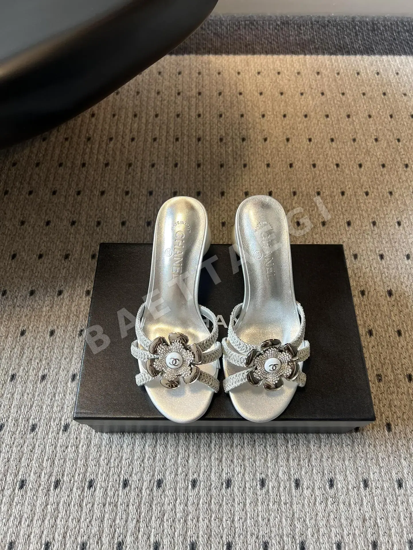 샤넬 진주 장식 카멜리아 버클 스트랩 샌들 55548