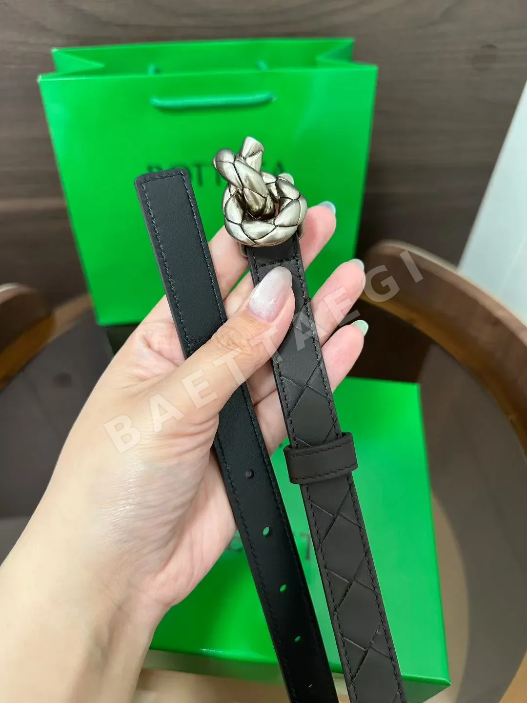 보테가베네타 체크 무늬 카프스킨 여성 벨트 상세 이미지 6