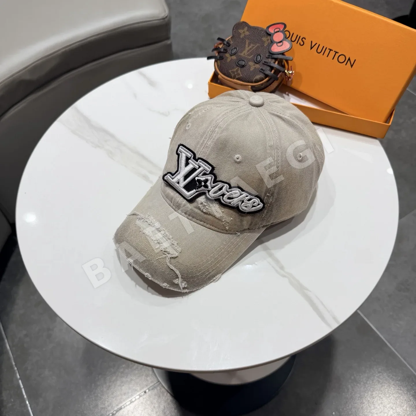 루이비통 LV 손상 가공 베이스볼 캡 상세 이미지 3