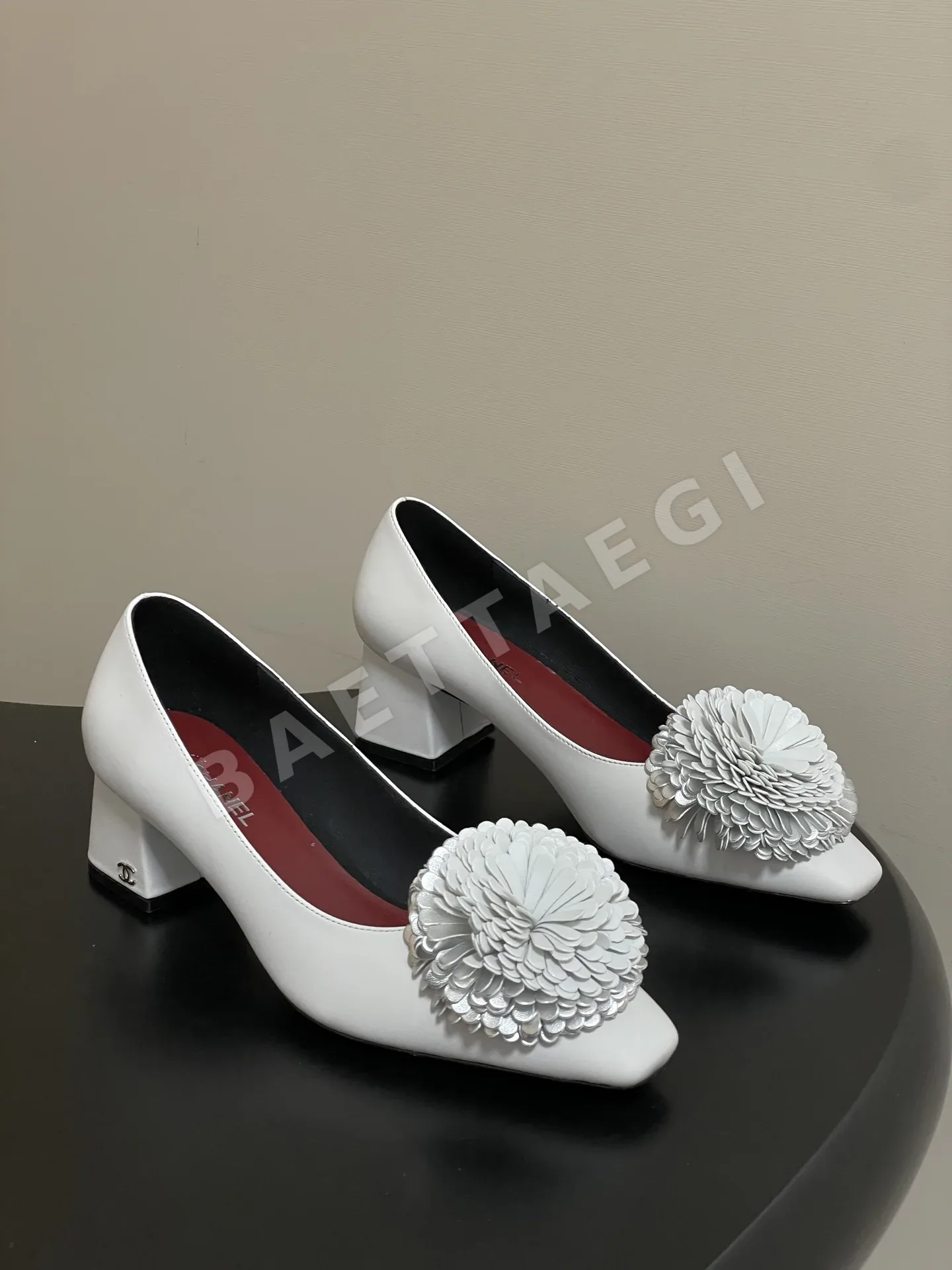 샤넬 카멜리아 백스트랩 플랫 샌들 104950