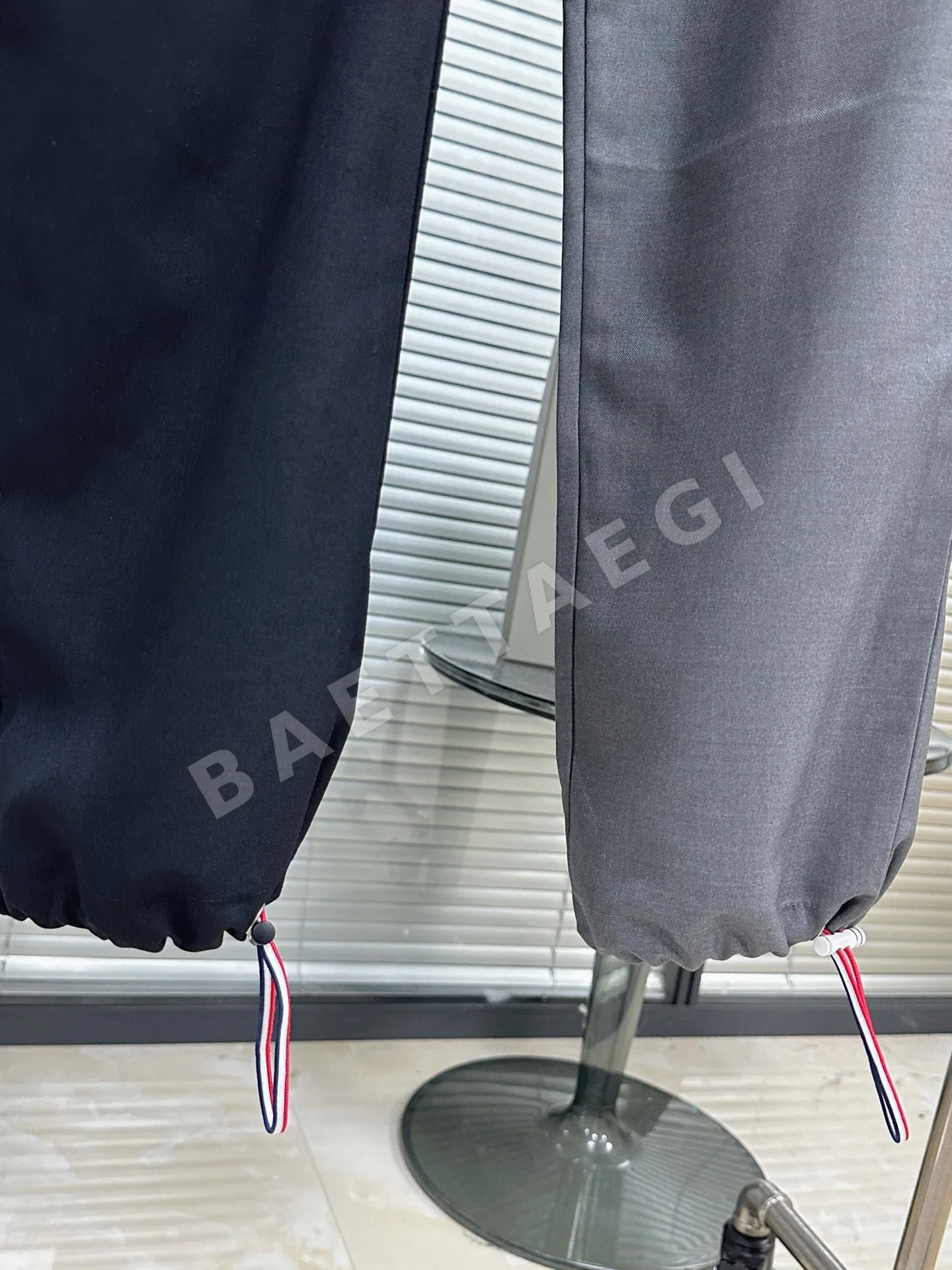 톰브라운 네이비 블루 그레이 4바 스트라이프 남성 바지 상세 이미지 6