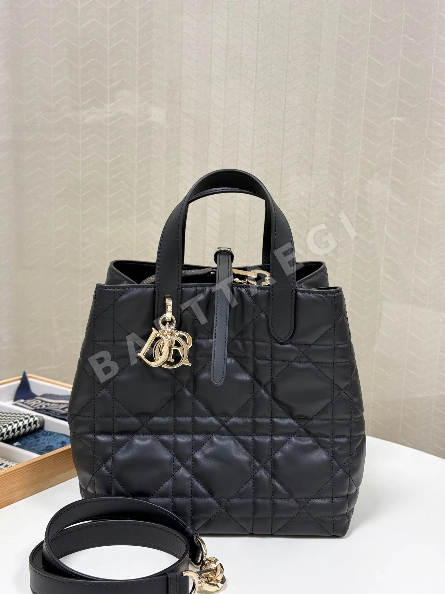 디올 뚜주흐 식료품 바스켓 가방 상세 이미지 9