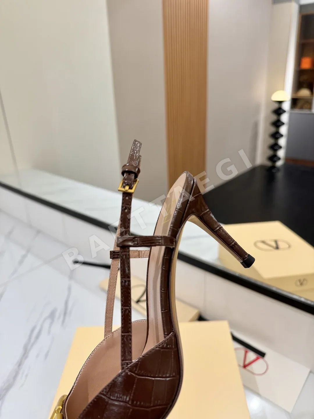 발렌티노 V로고 버클 포인티드토 하이힐 샌들 상세 이미지 7