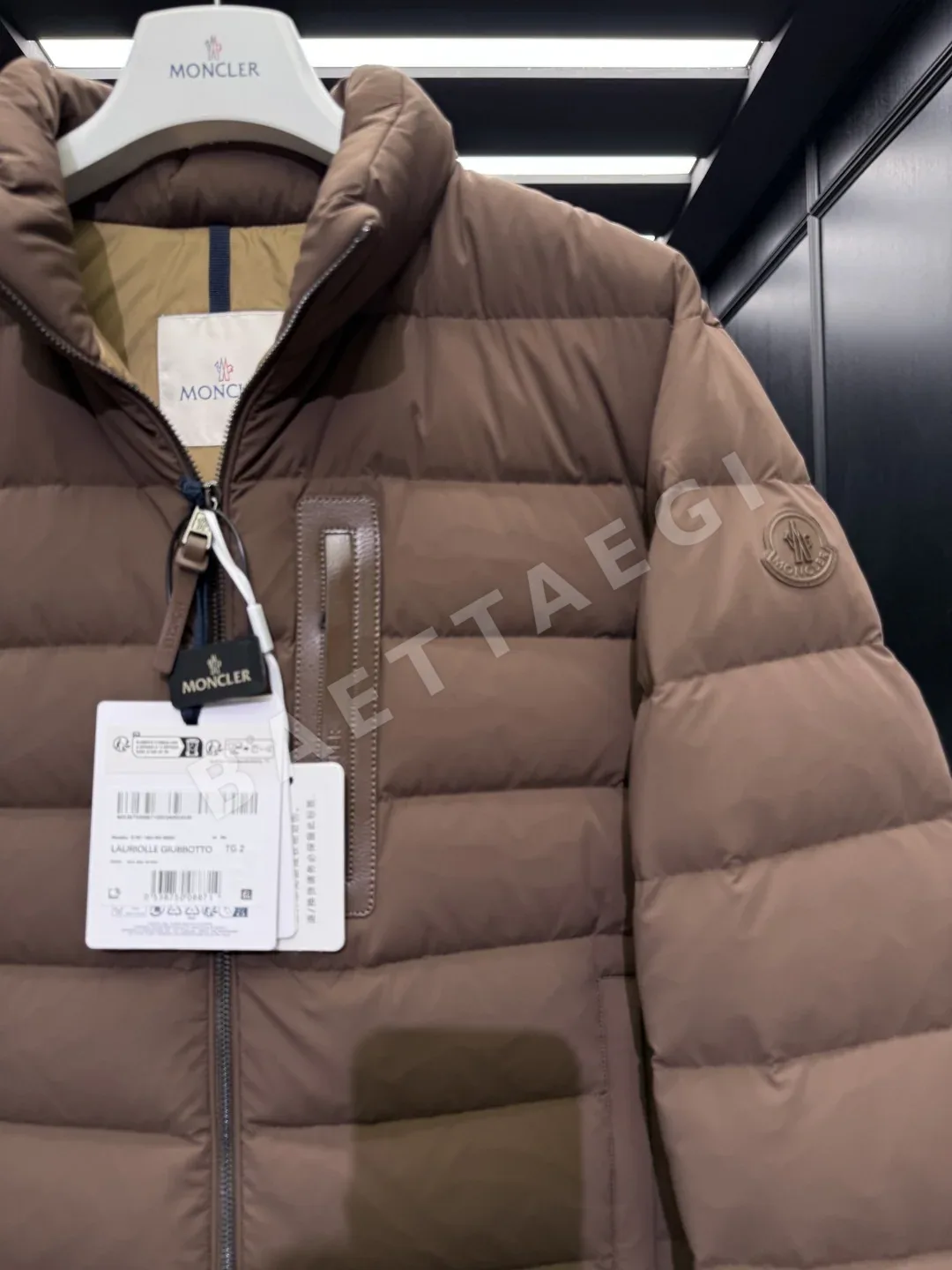 몽클레르 라우리올 라이트 스탠드 카라 남성 다운 패딩 상세 이미지 7