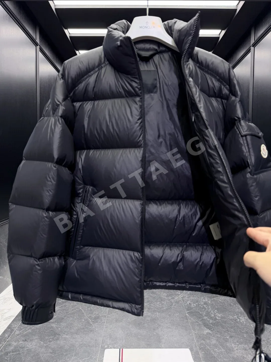 몽클레르 레비타 쇼트 다운 자켓 블랙 상세 이미지 8
