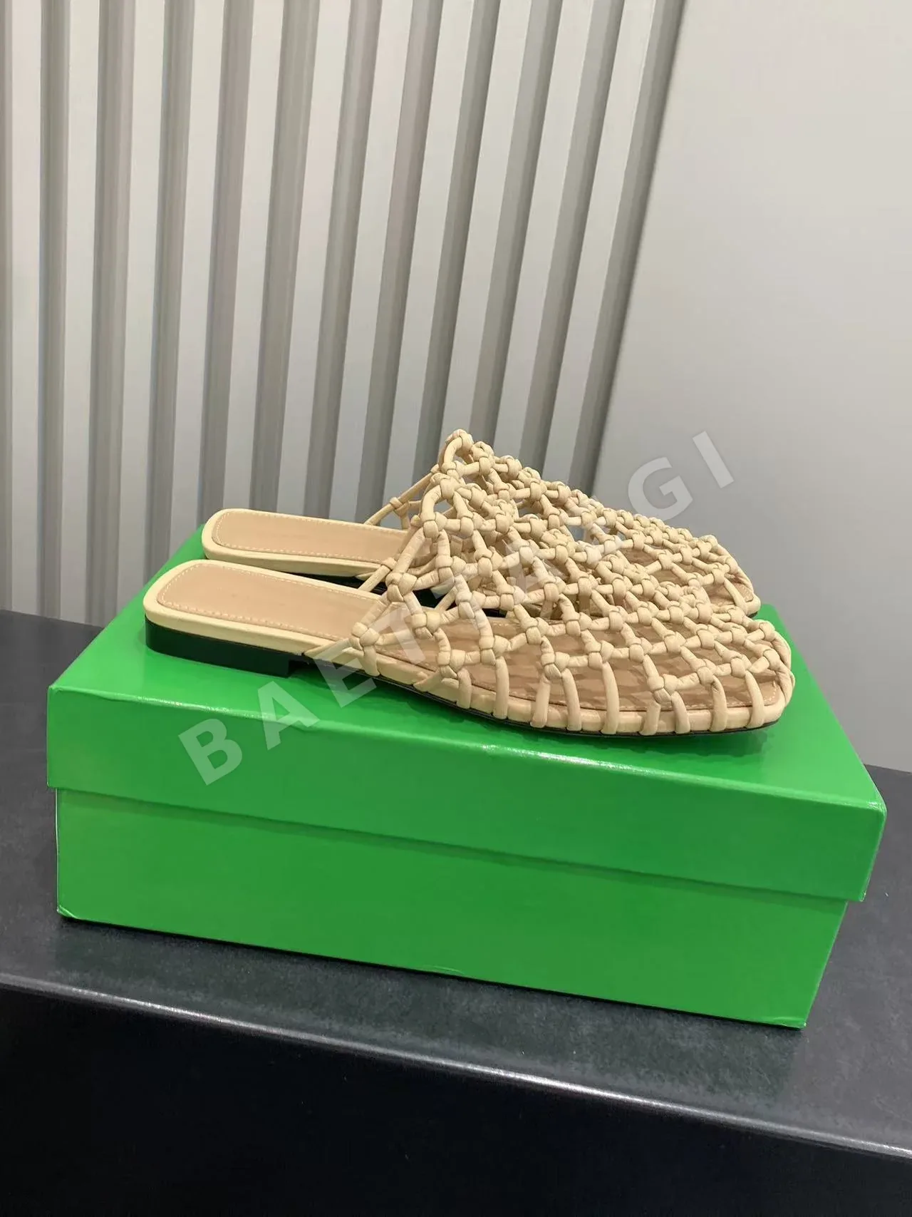 보테가베네타 직조 메시 샌들 55611