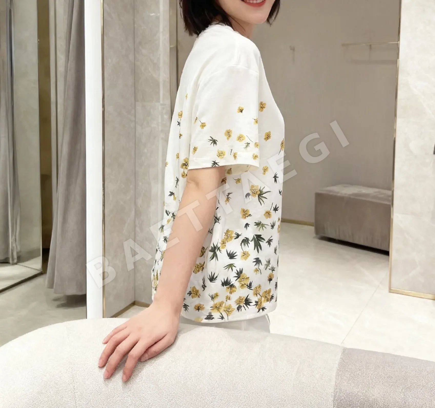 디올 여성 자수 프린트 반팔 티셔츠 상세 이미지 4